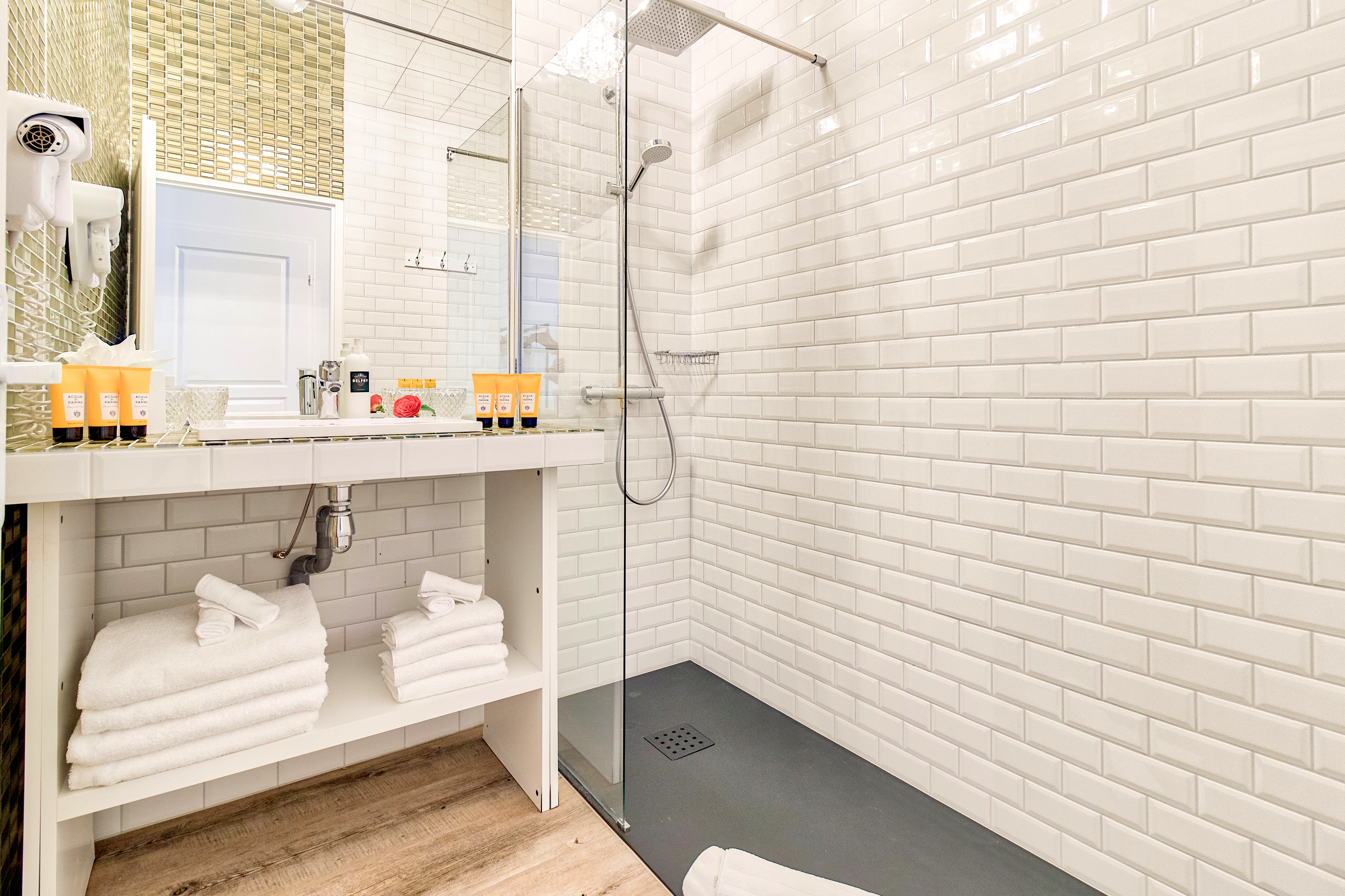 Double or Twin King Bed One Bedroom 