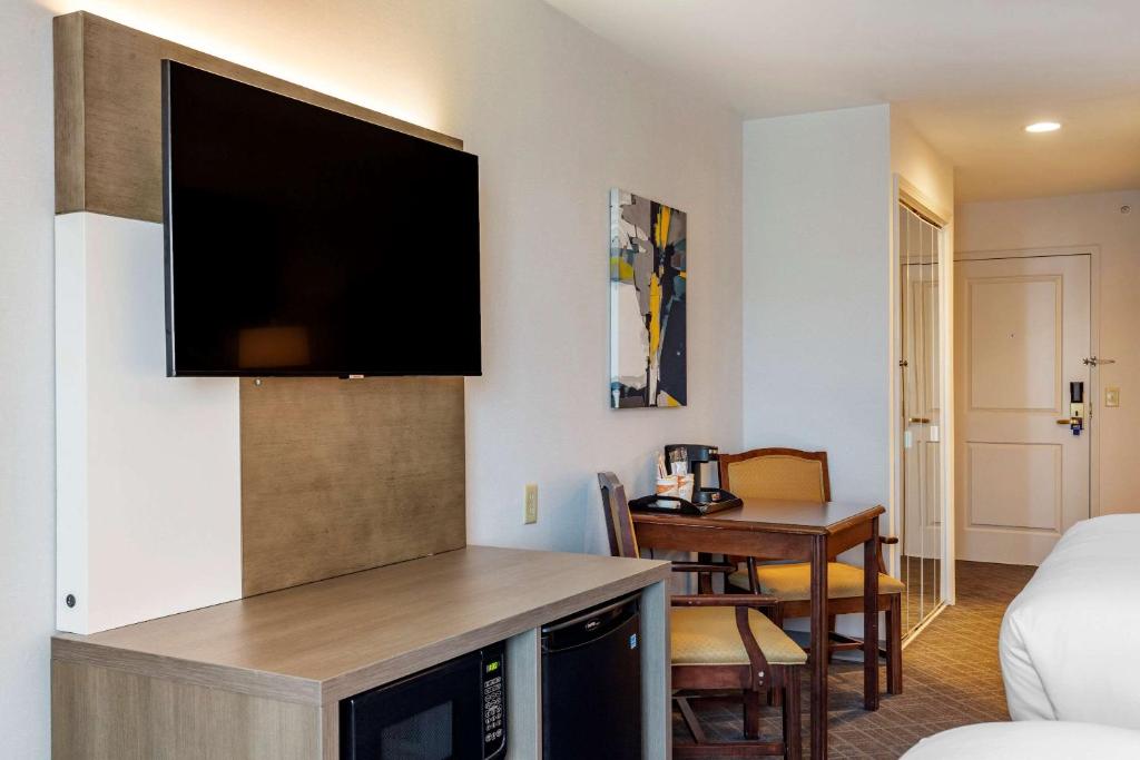 Suite Two Queen Beds Non Smoking