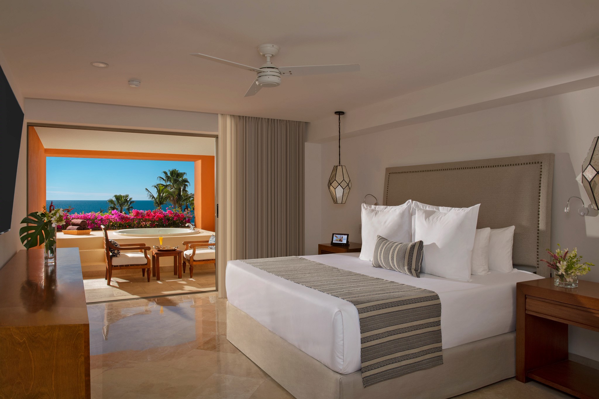 Junior Suite Ocean Front King Bed