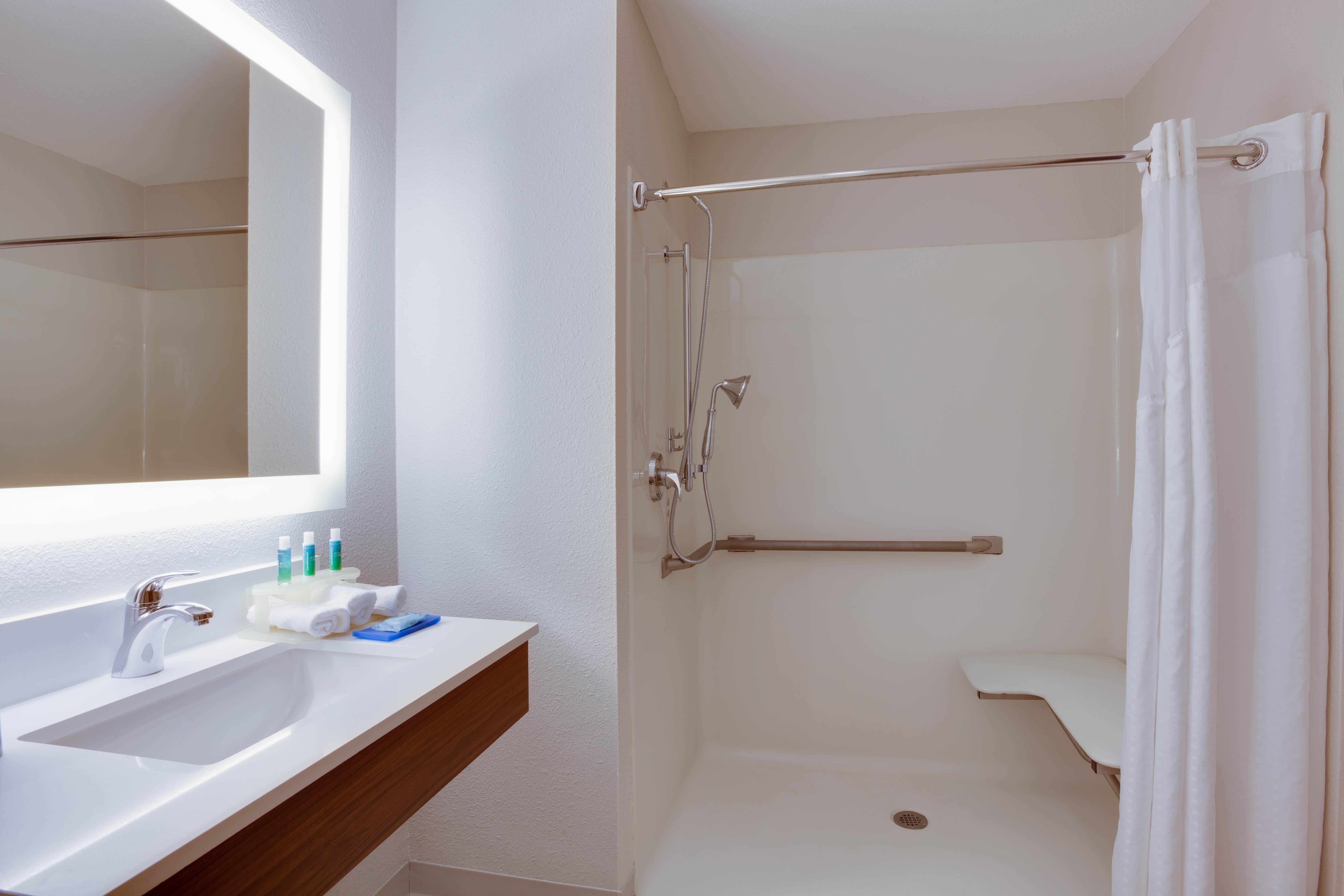 Suite Accessible King Size Bed