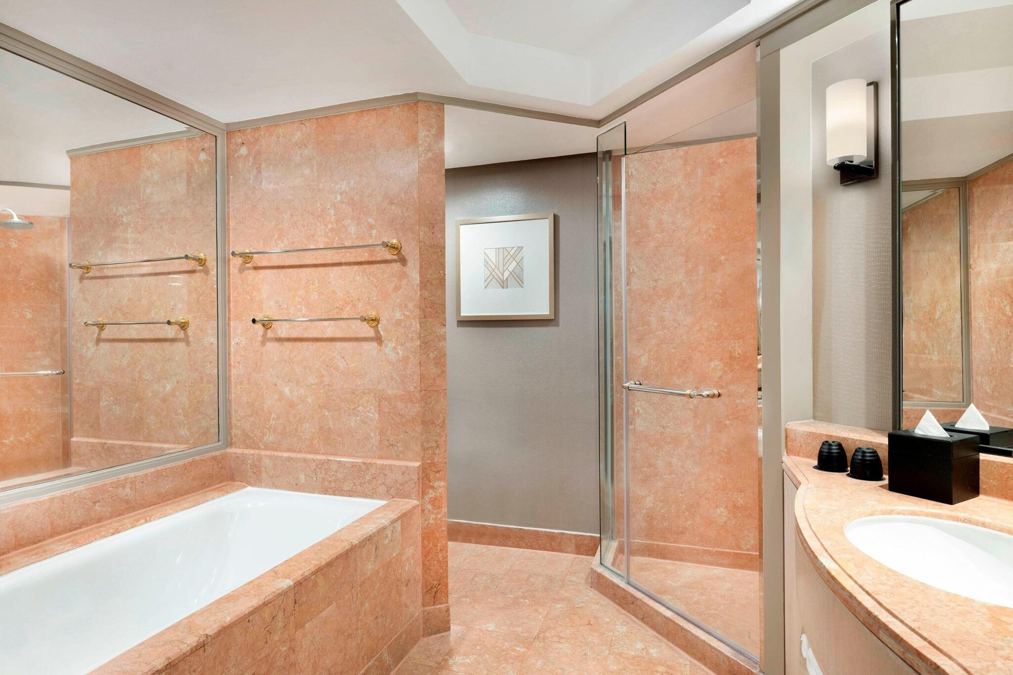 Suite City View King Bed