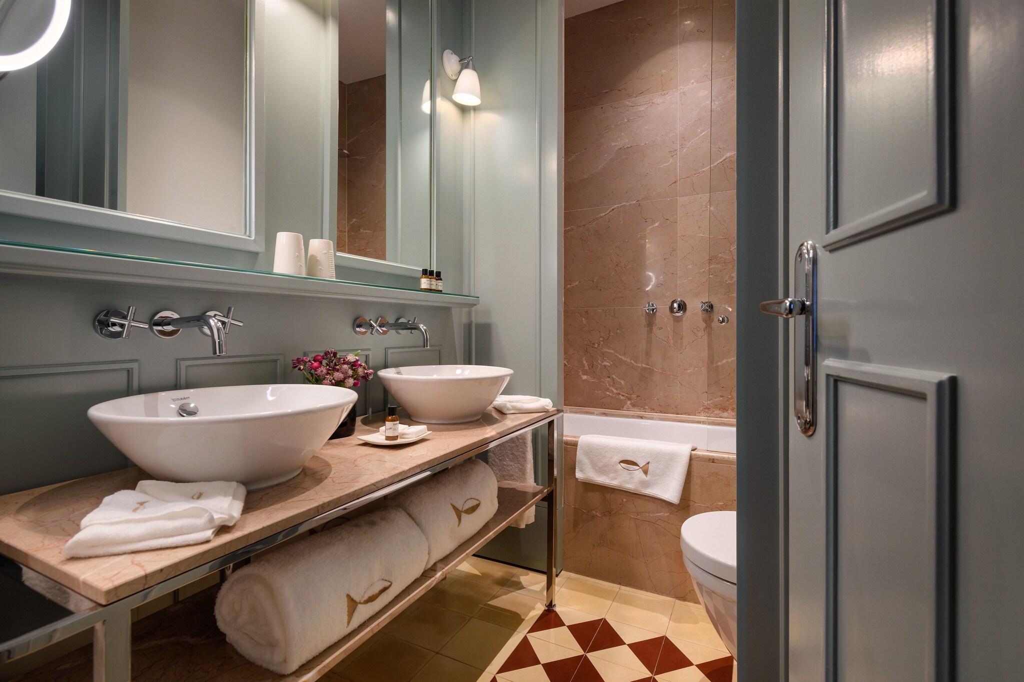 Double Classic Queen Bed