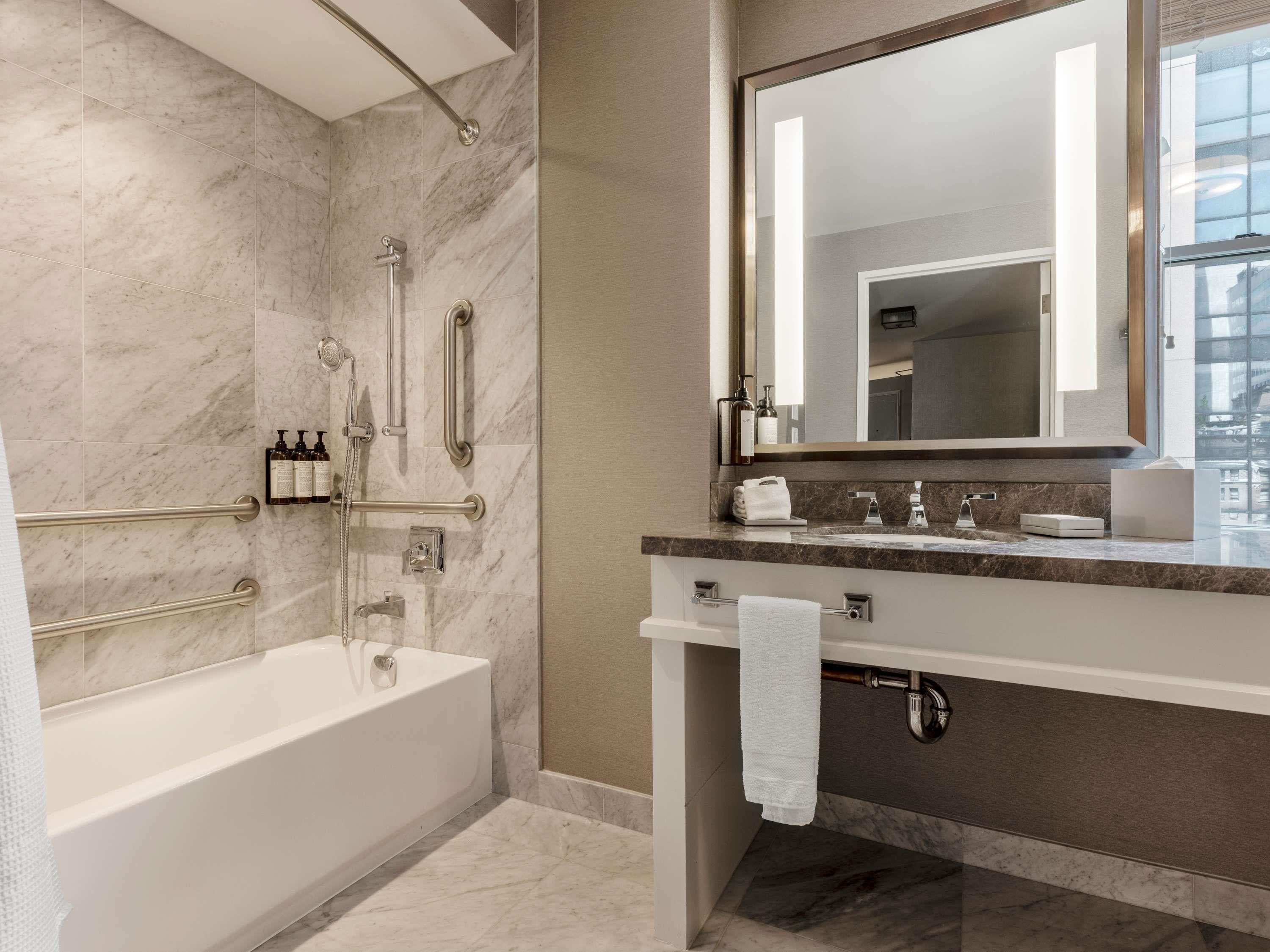 Suite Accessible King Size Bed