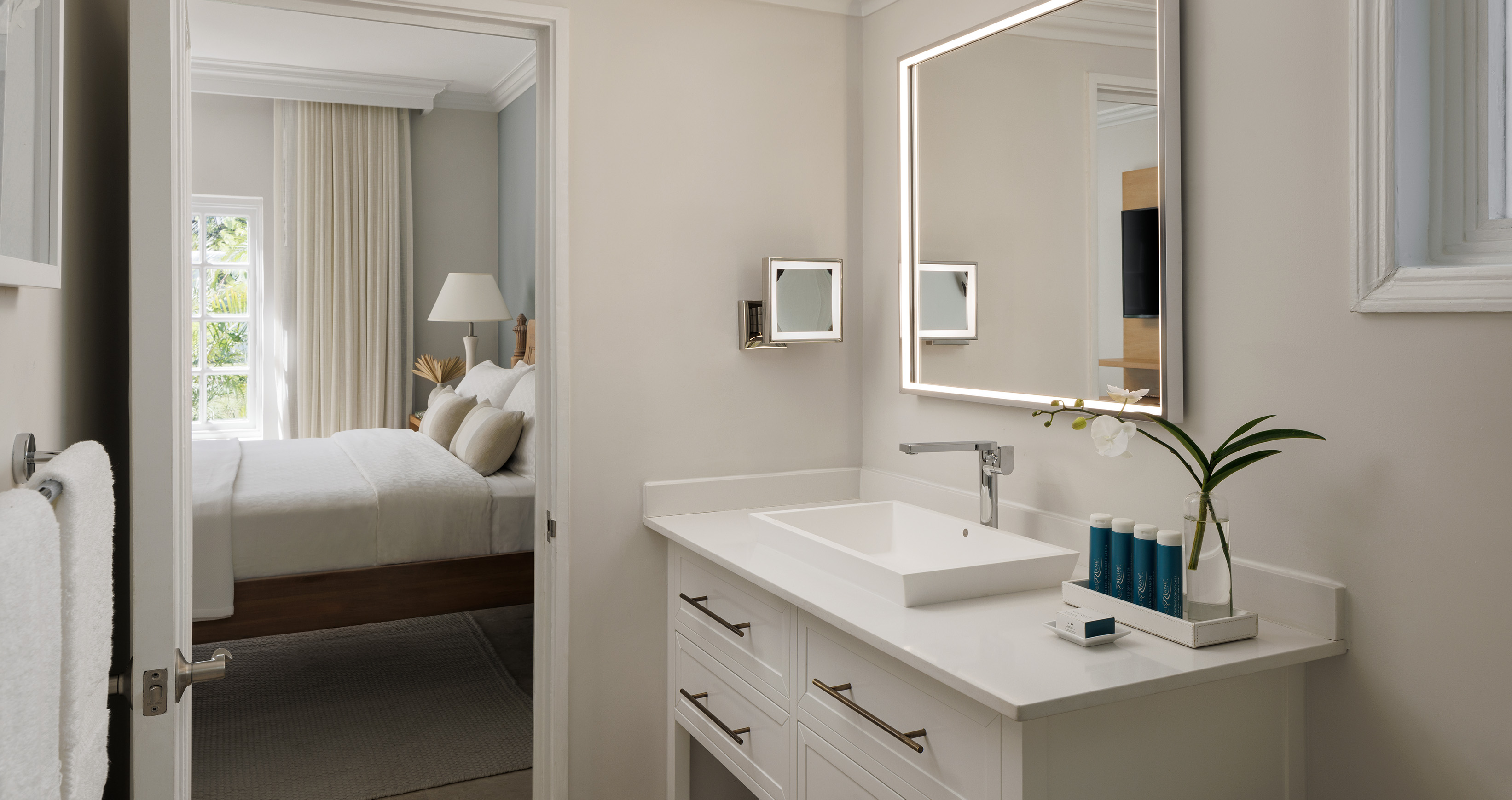 Suite Pool View King Bed