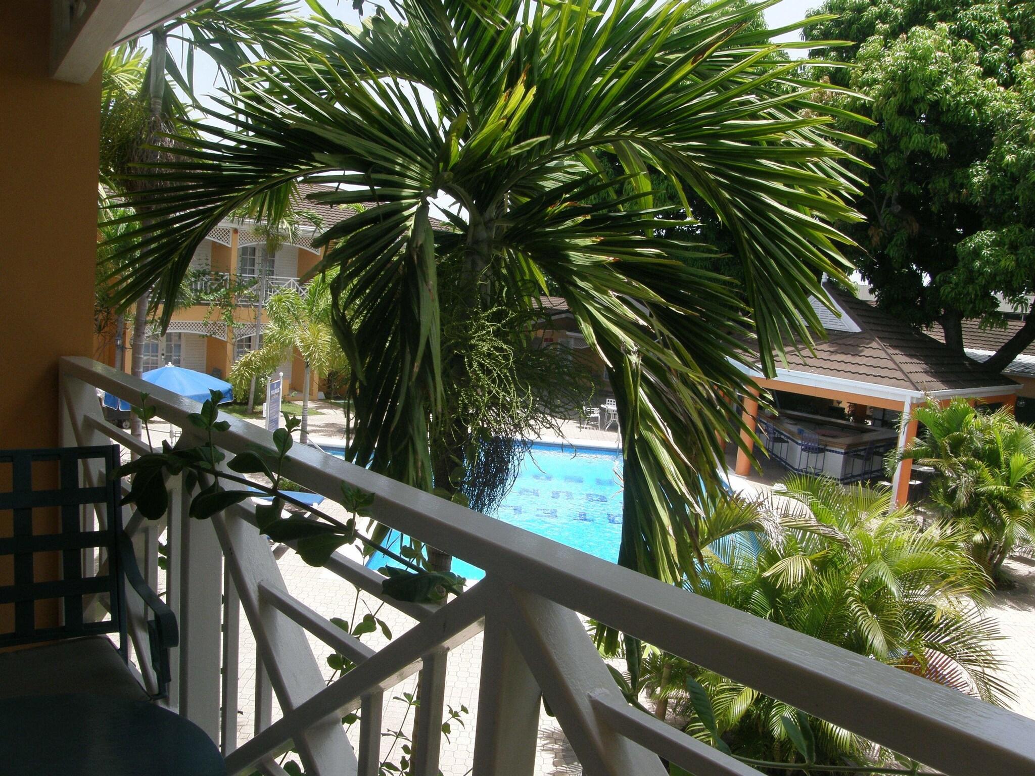 Quadruple Superior Pool View