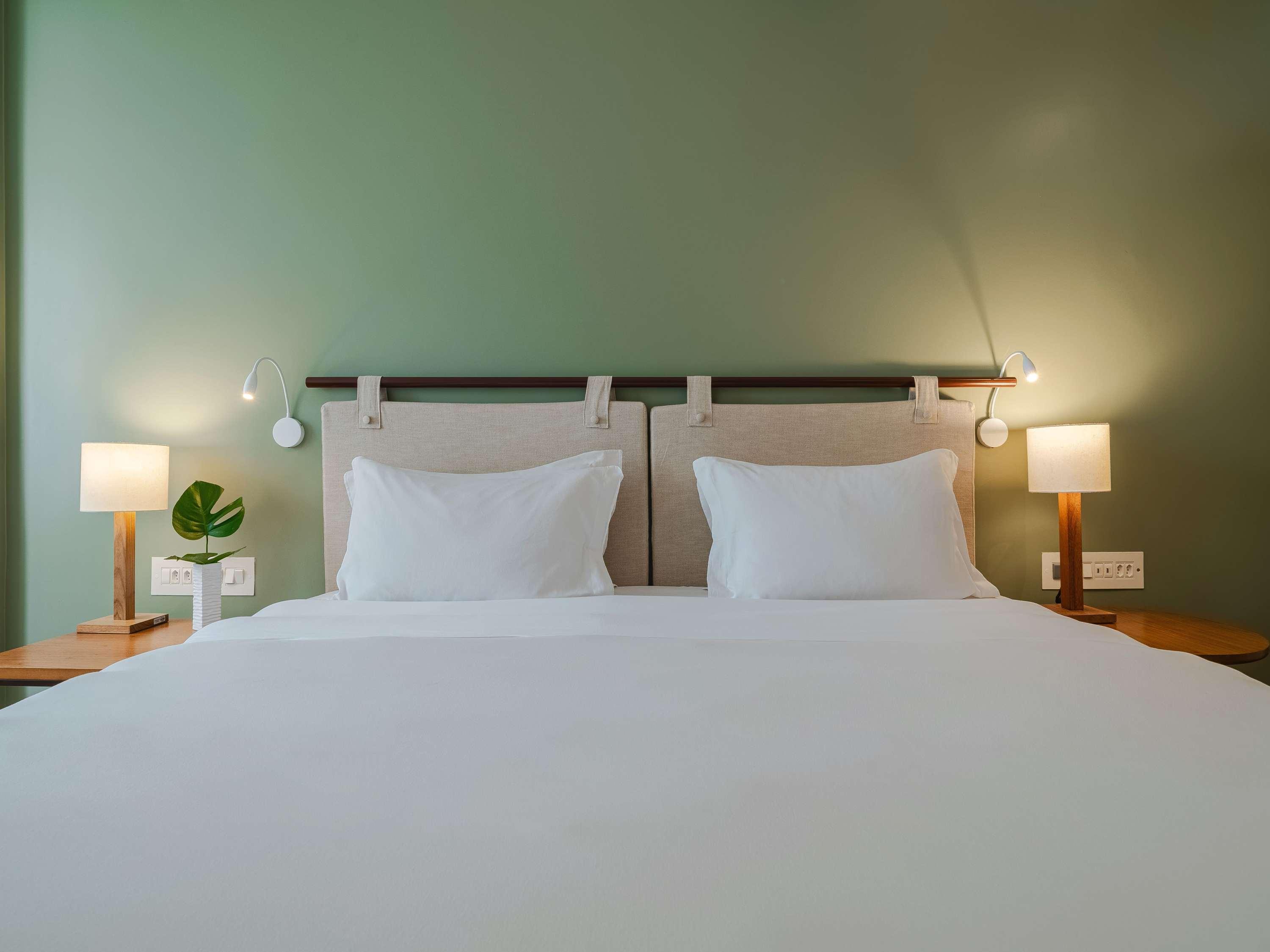 Double Classic Queen Bed