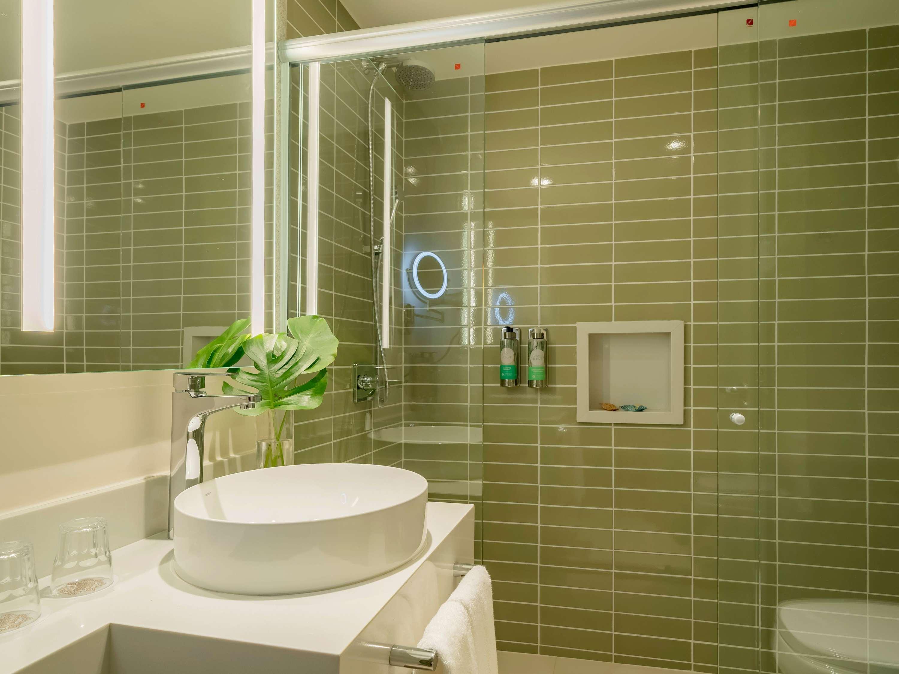 Double Classic Queen Bed