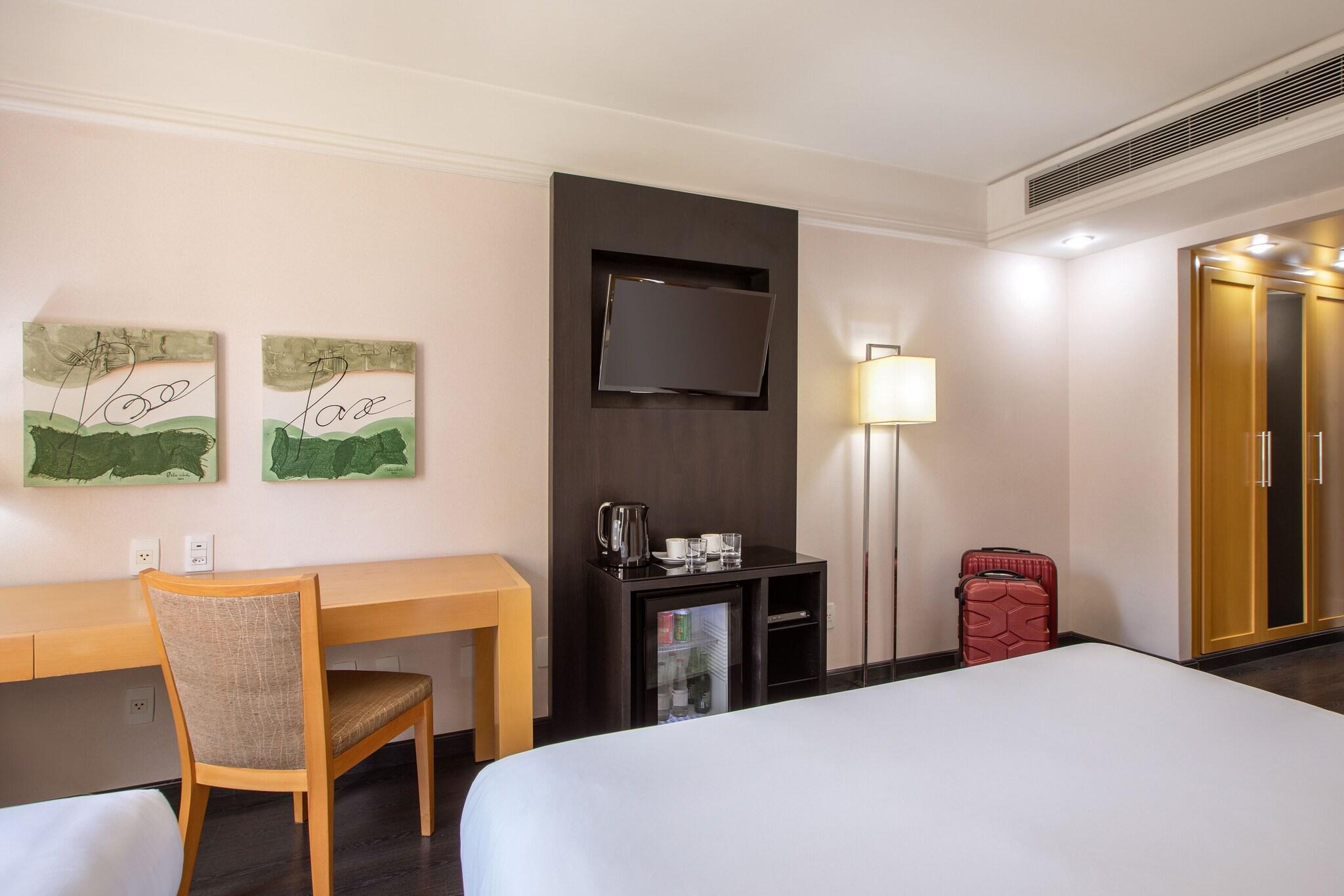 Family Room Queen Size Bed