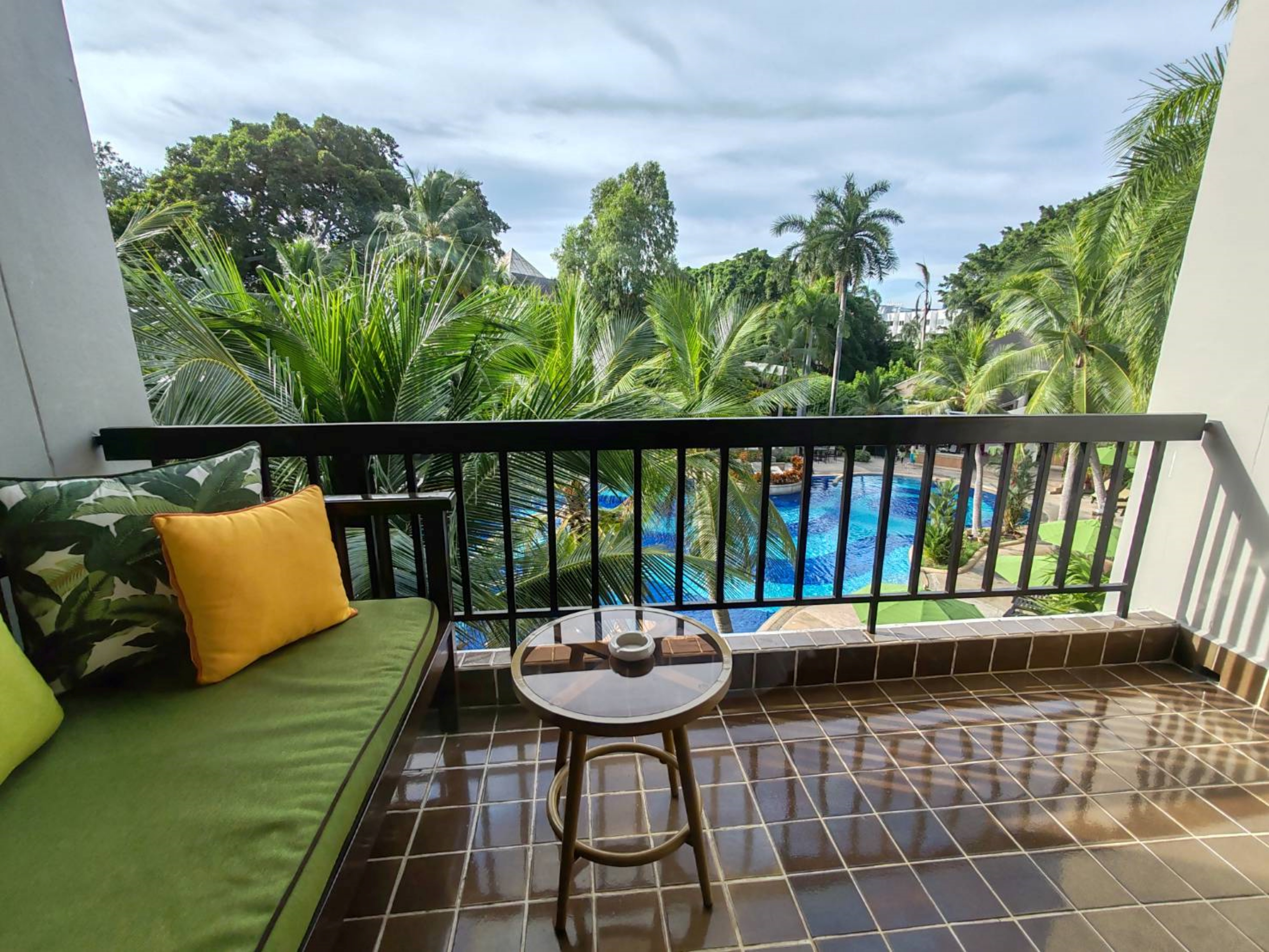 Twin Deluxe Pool View