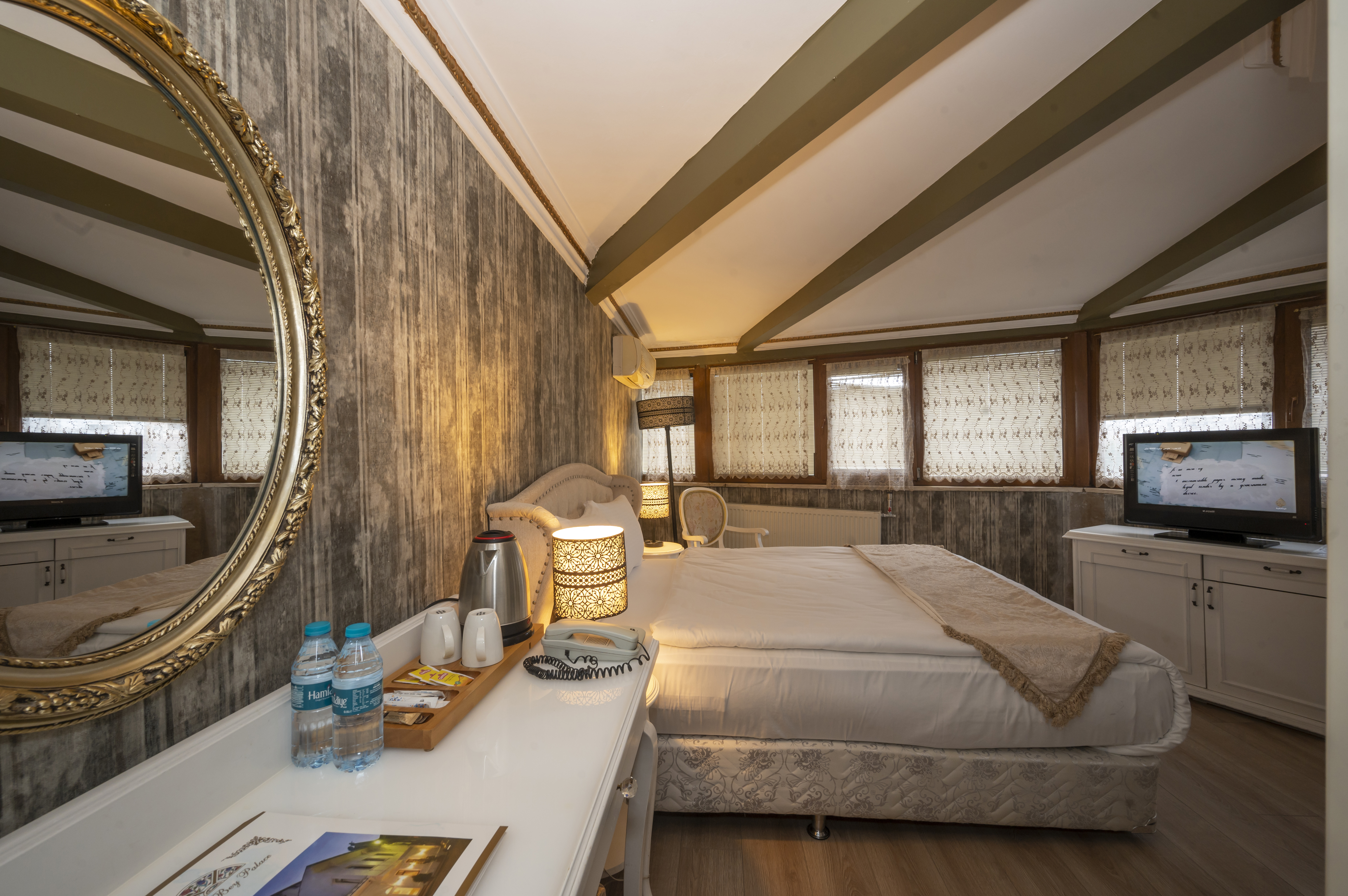 Double Deluxe One Bed