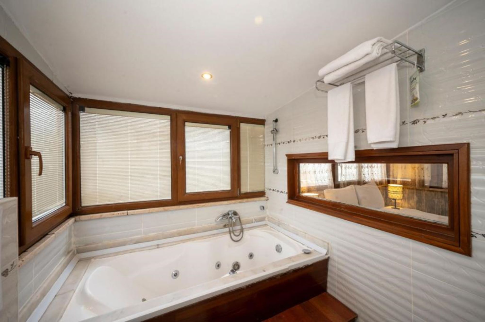 Double Deluxe One Bed