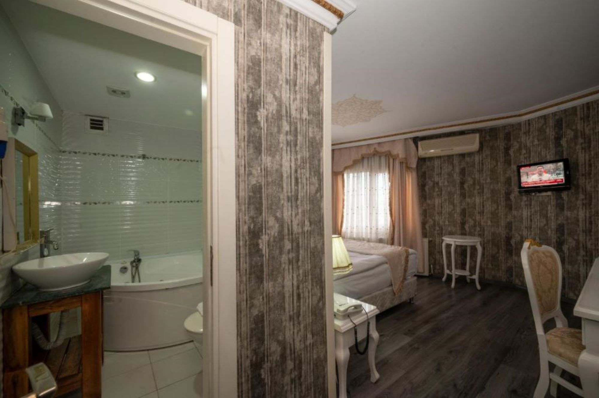 Double Deluxe One Bed