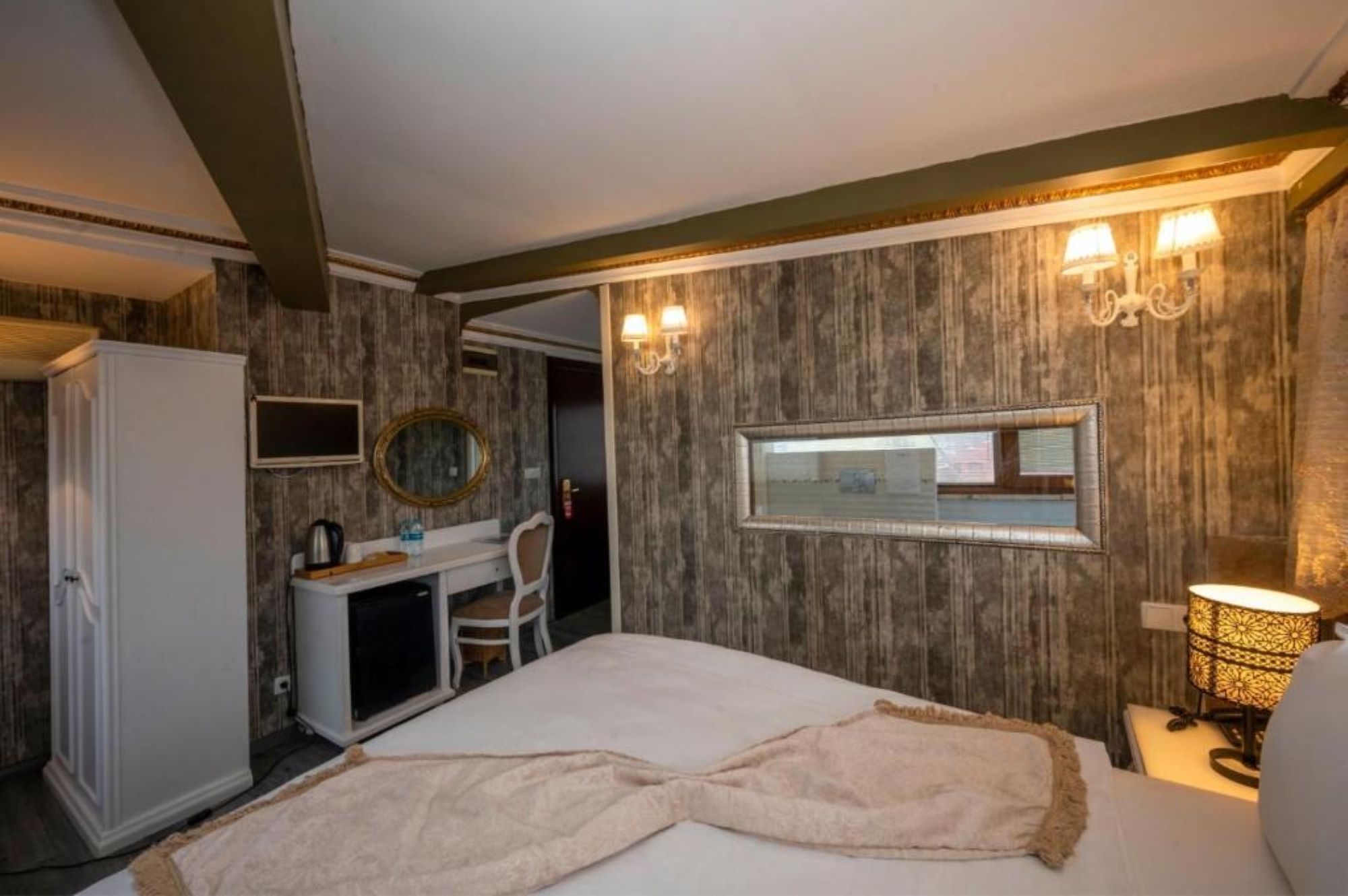 Double Deluxe One Bed