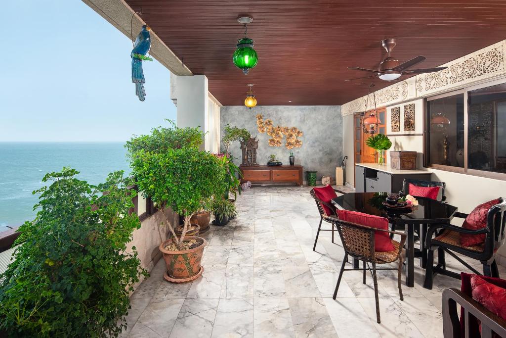 Family Room Penthouse with Views