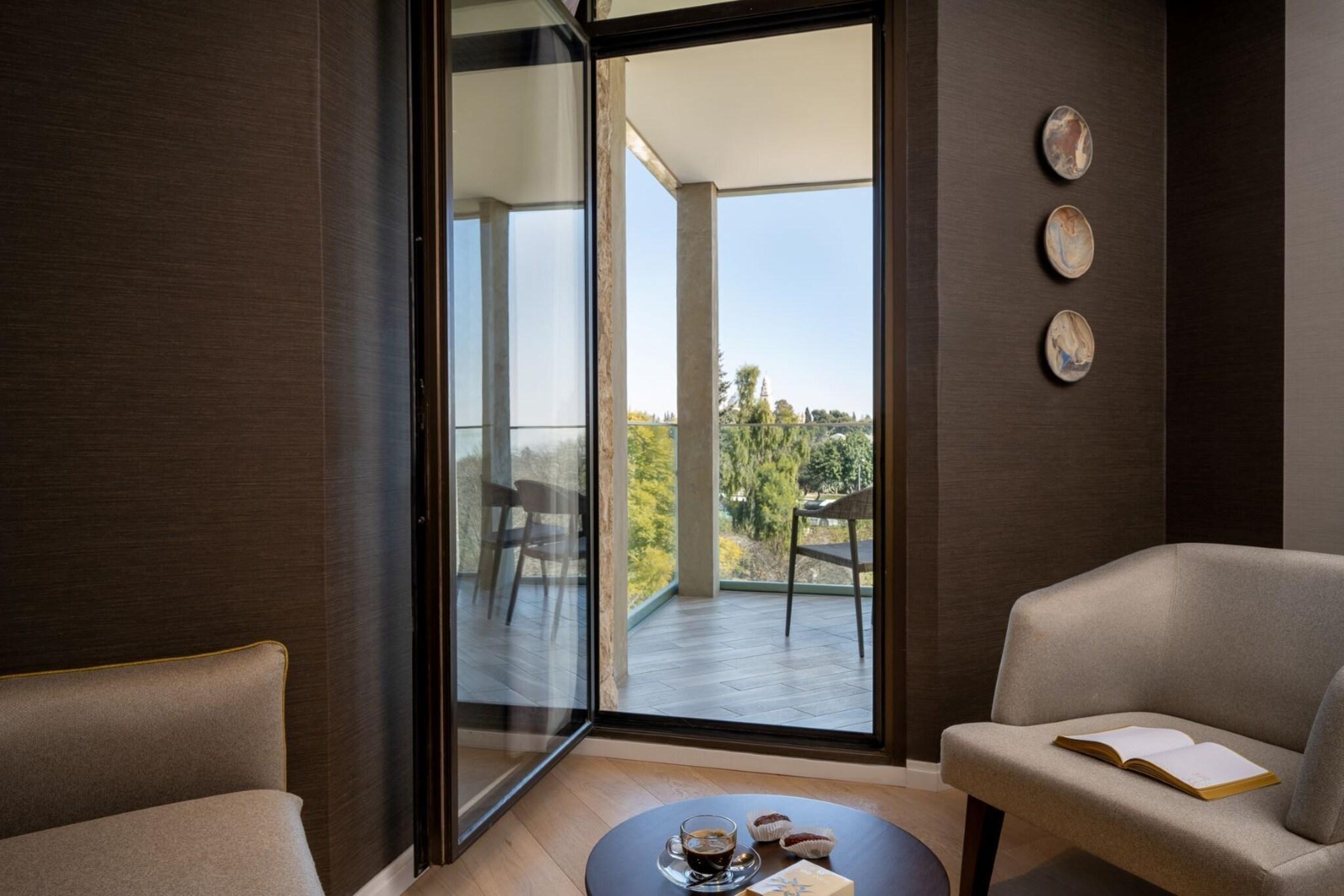 Room Connecting Room