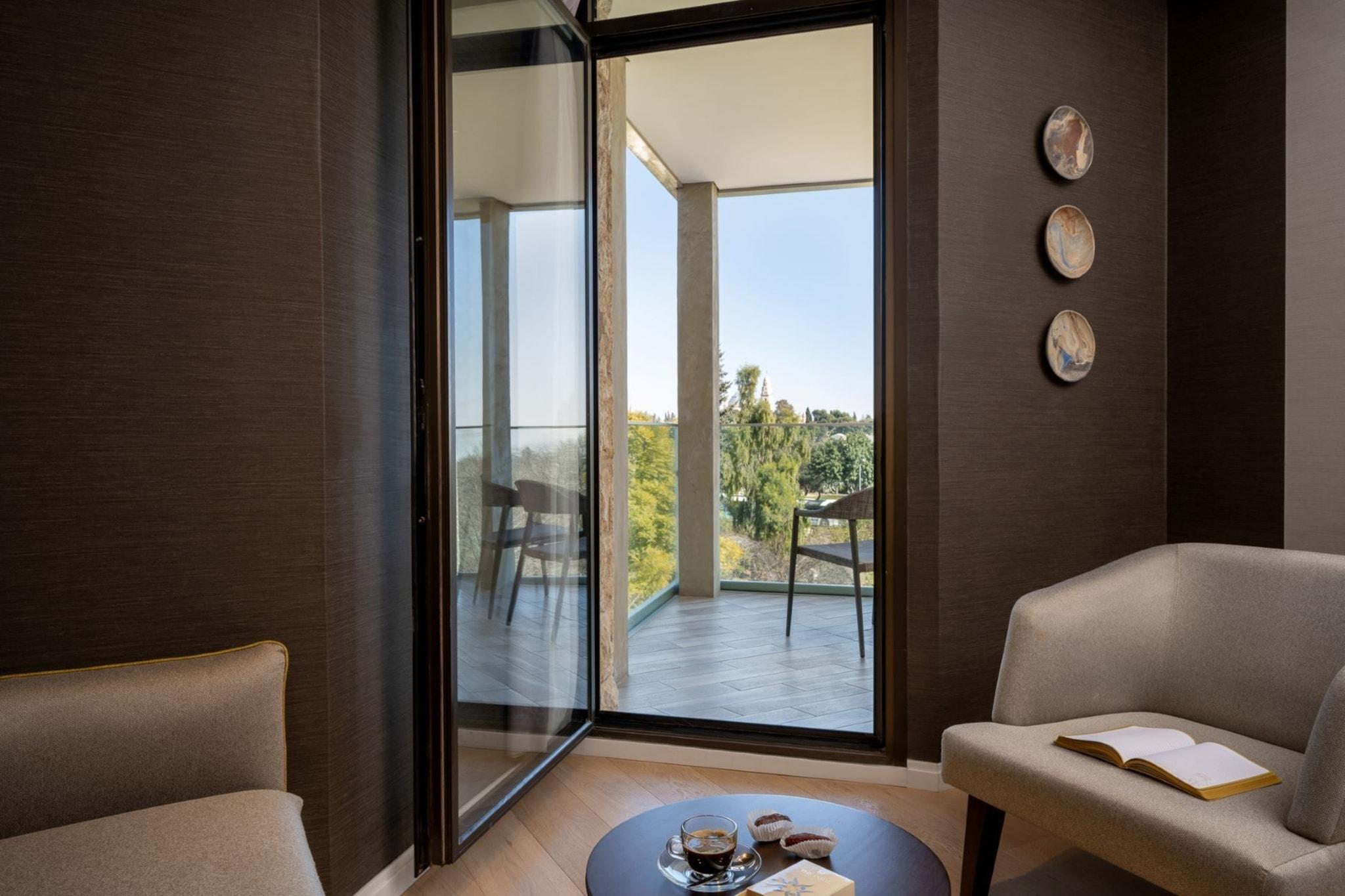 Room Connecting Room