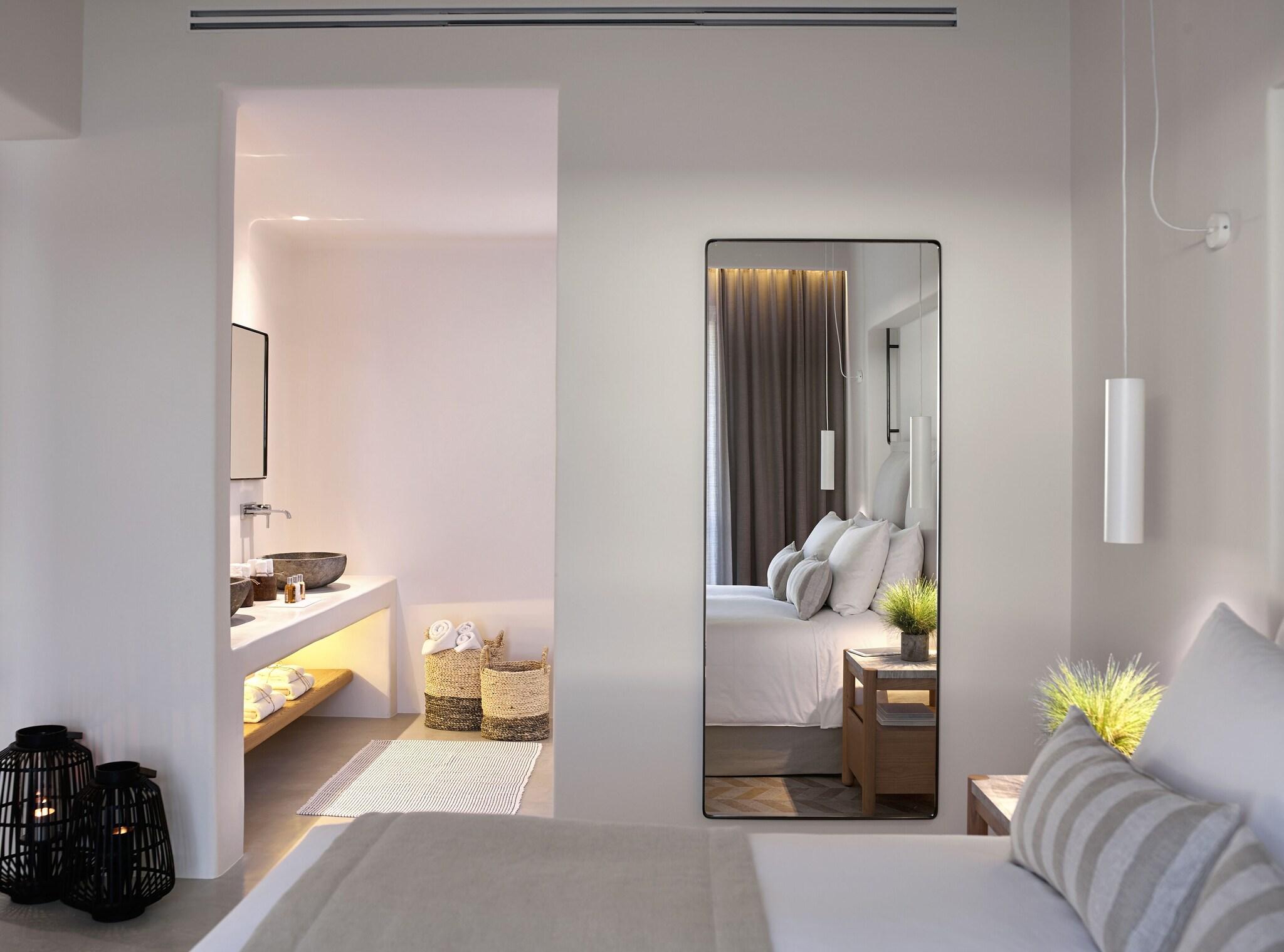 Suite Pool View King Bed