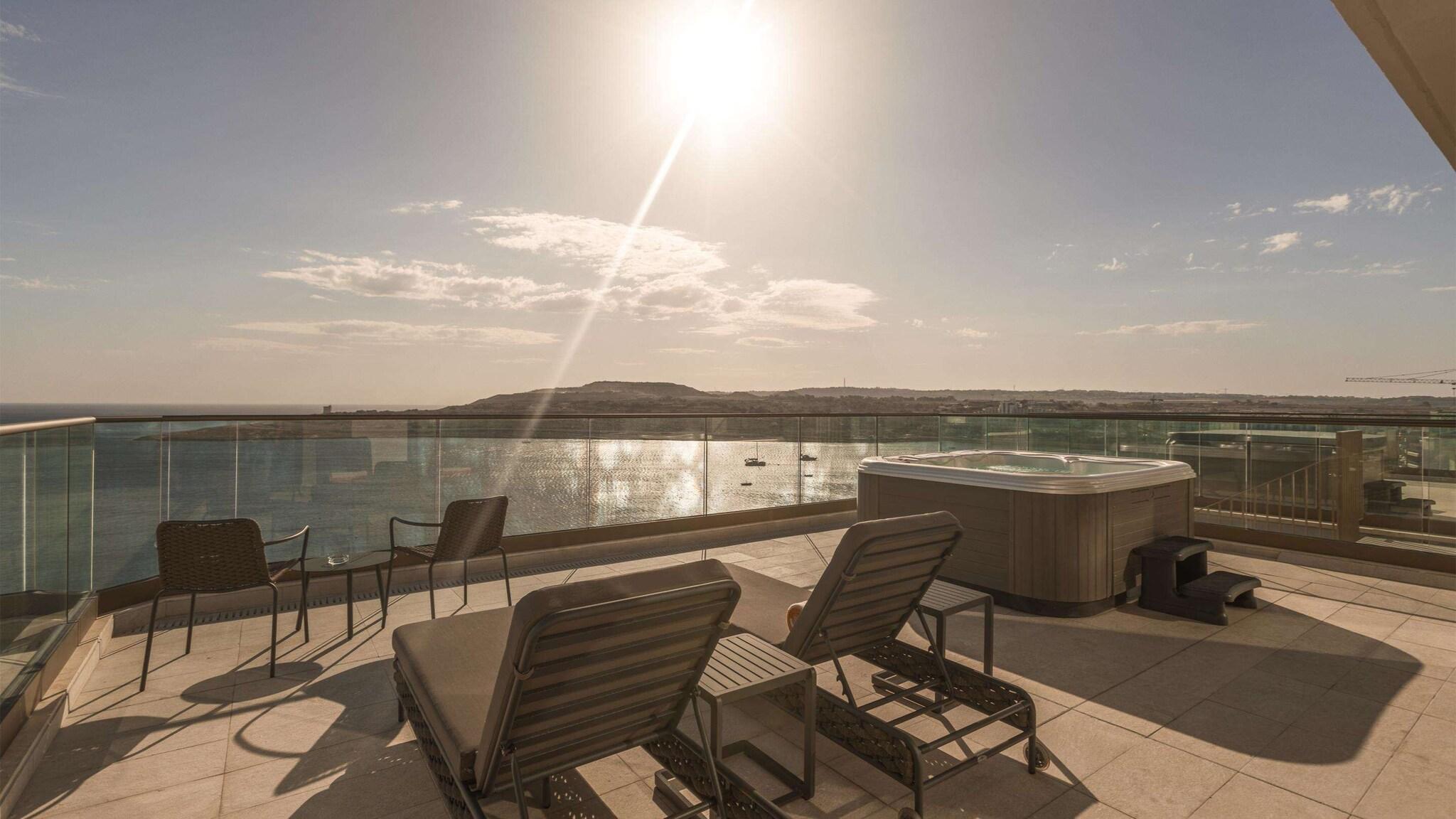 Suite Deluxe with Views