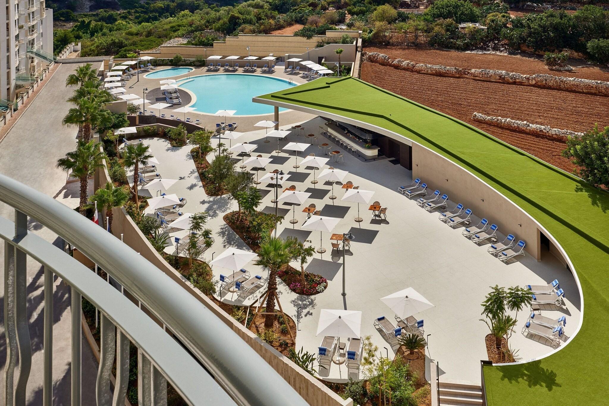 Quadruple Deluxe Pool View