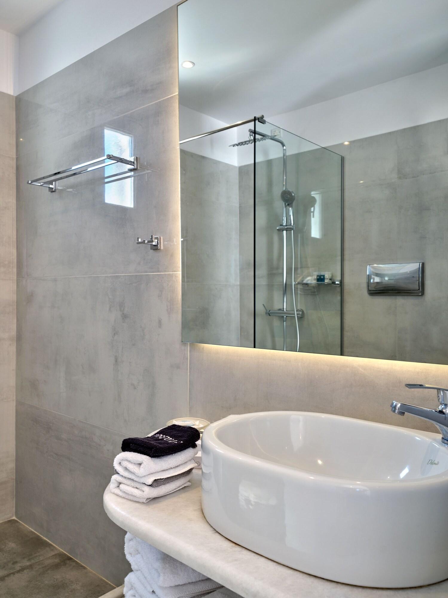 Junior Suite Queen Size Bed