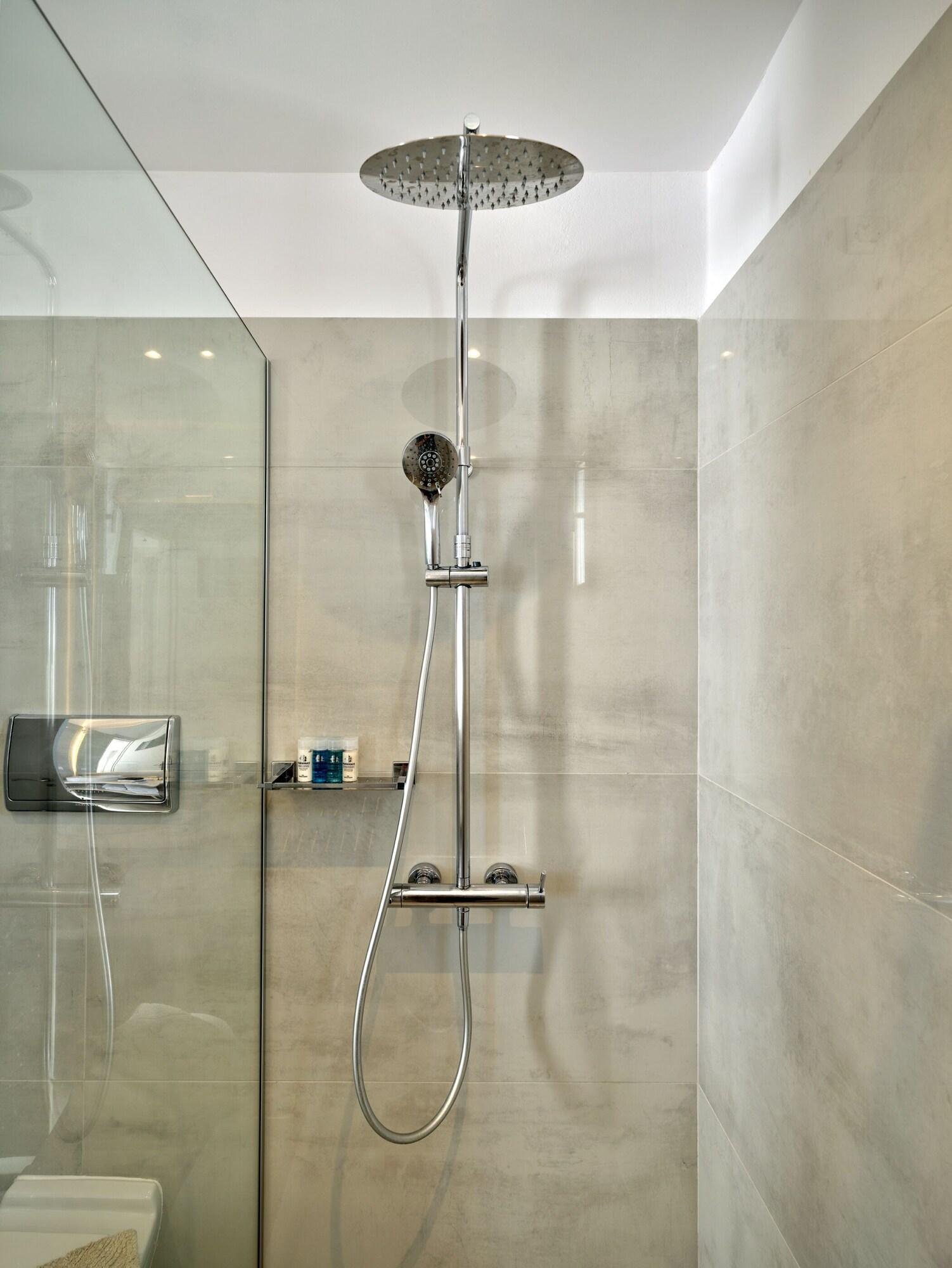 Junior Suite Queen Size Bed