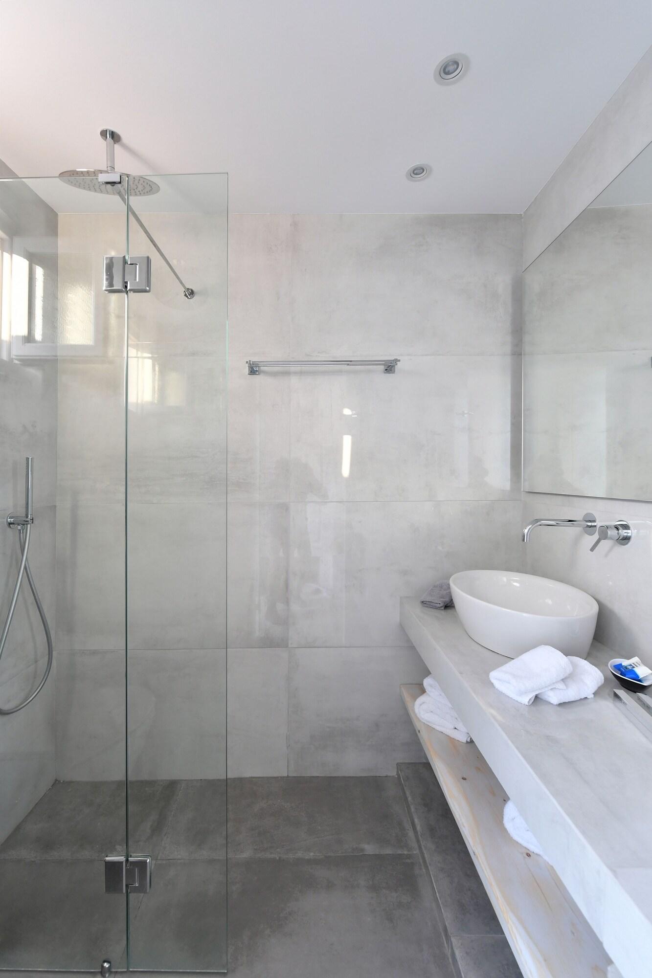 Junior Suite Queen Size Bed