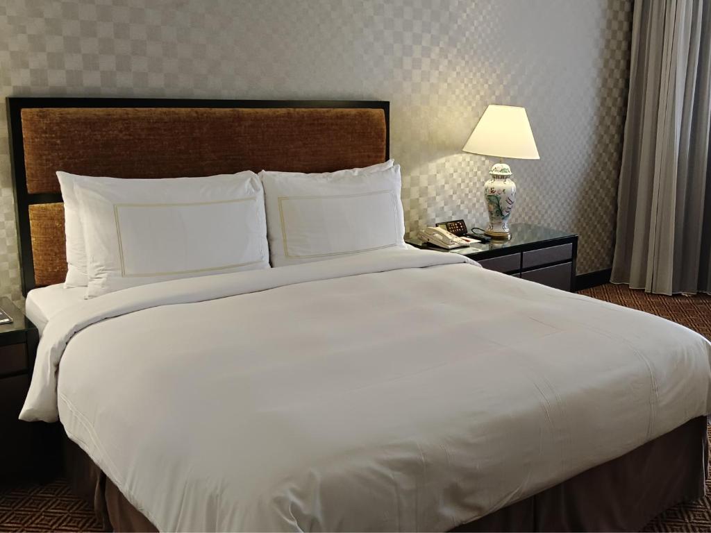 Single Classic Queen Bed