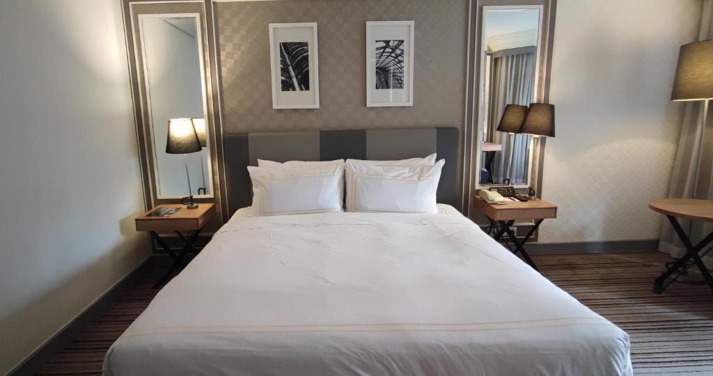 Double Club Queen Bed