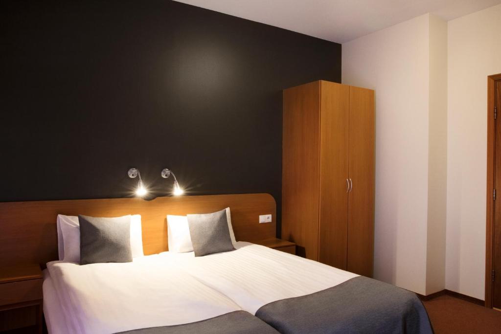 Double or Twin Standard