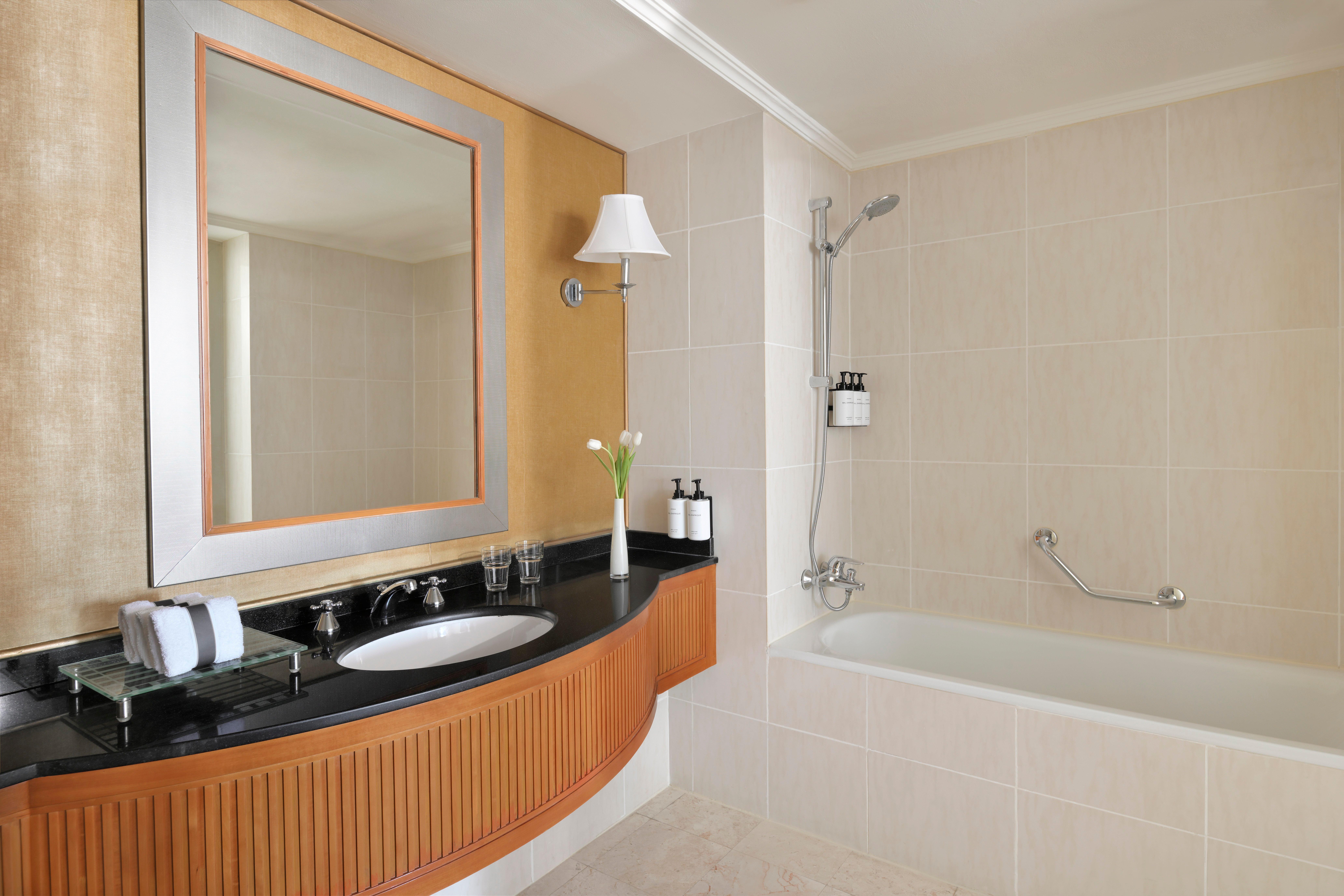 Junior Suite Sea View King Bed