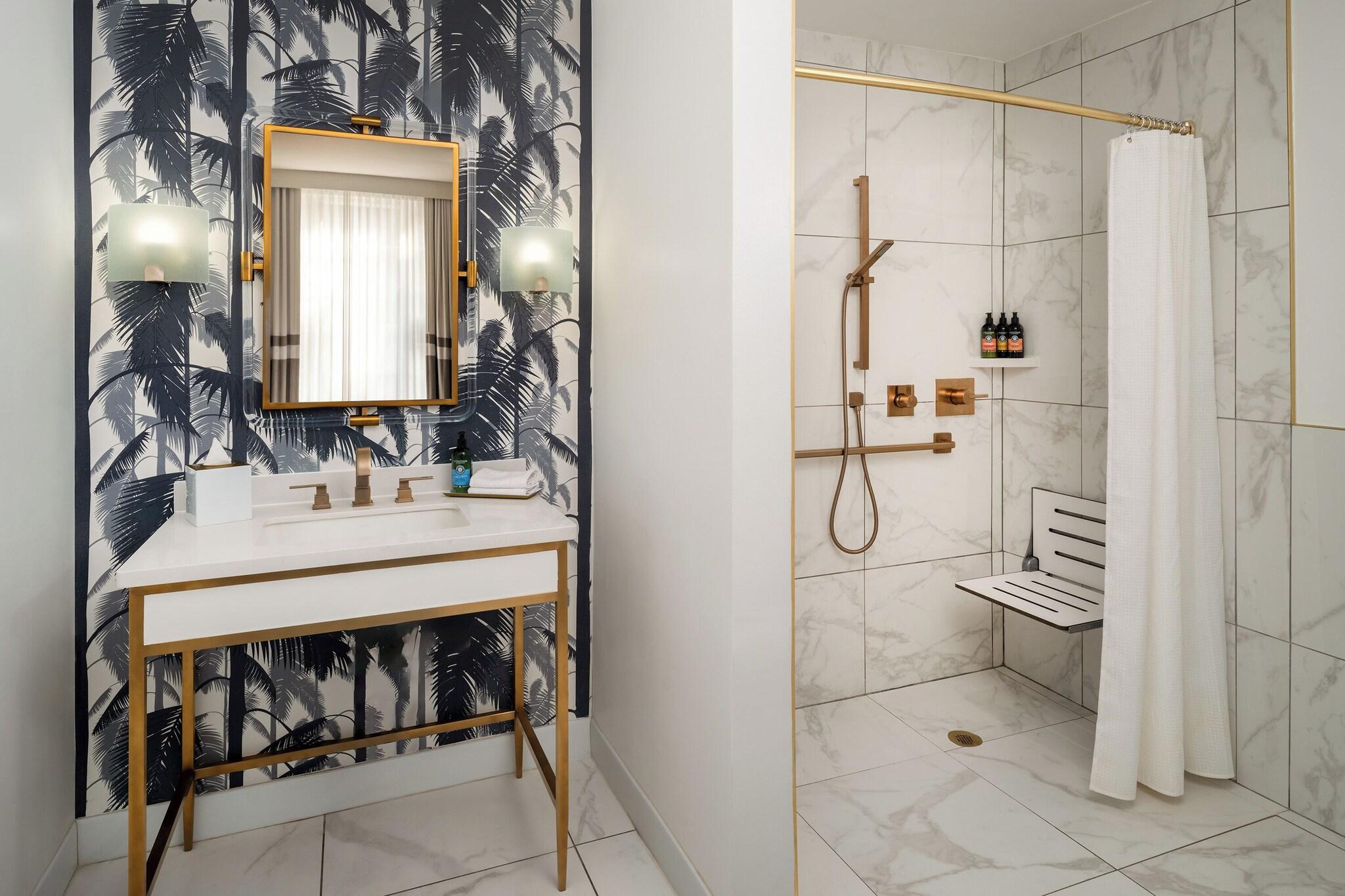 Suite Accessible King Size Bed