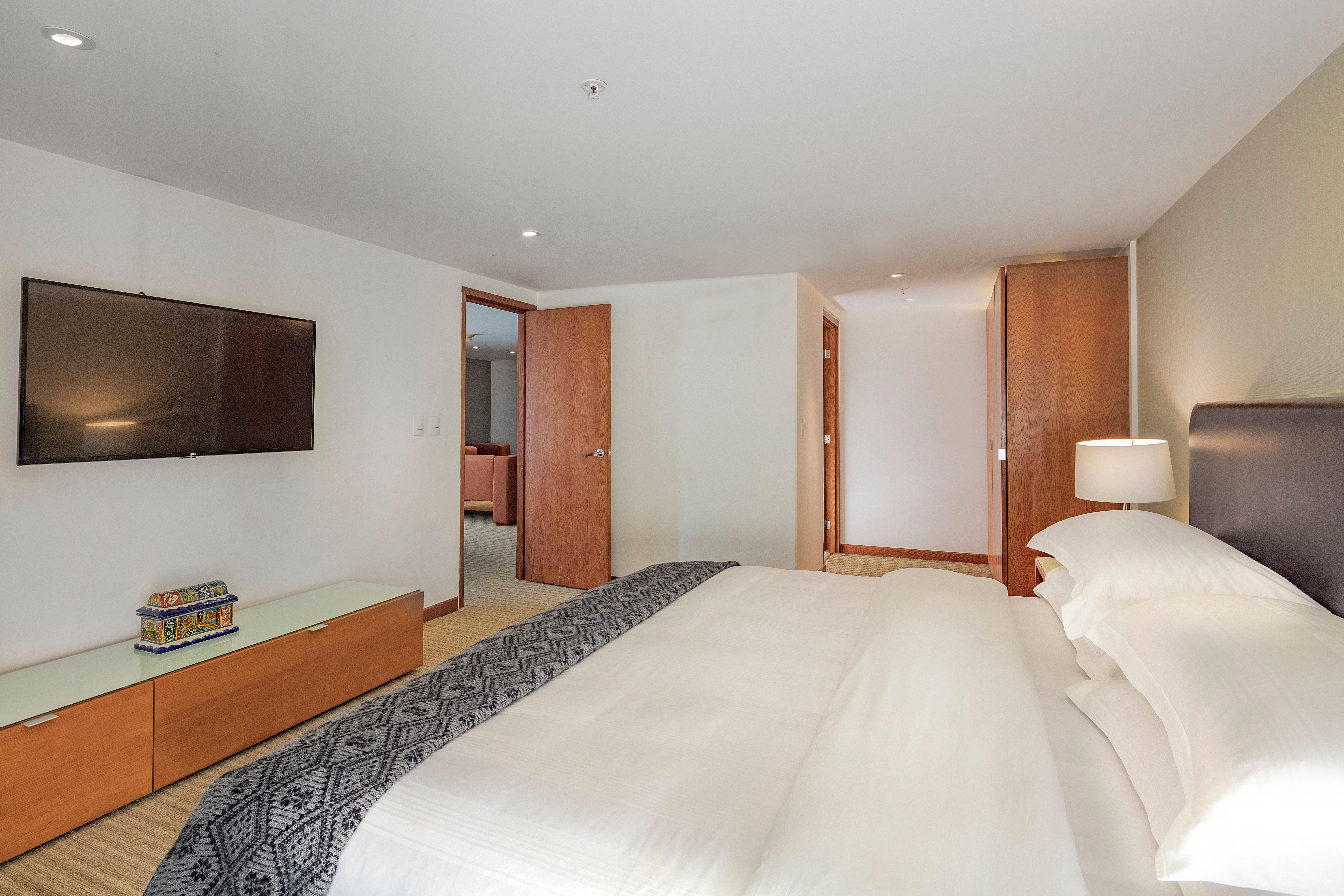 Suite Business King Bed