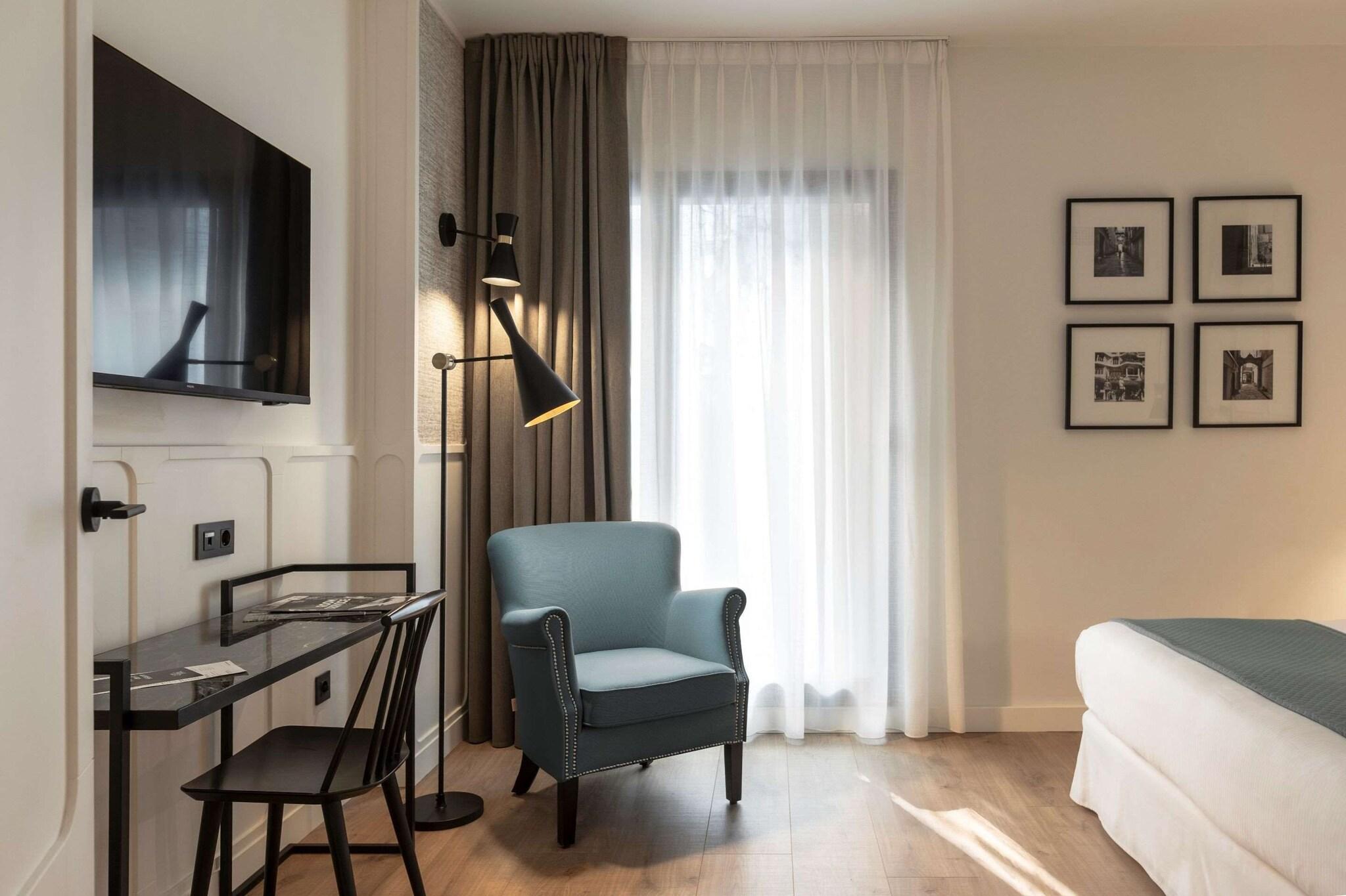 Junior Suite Queen Size Bed