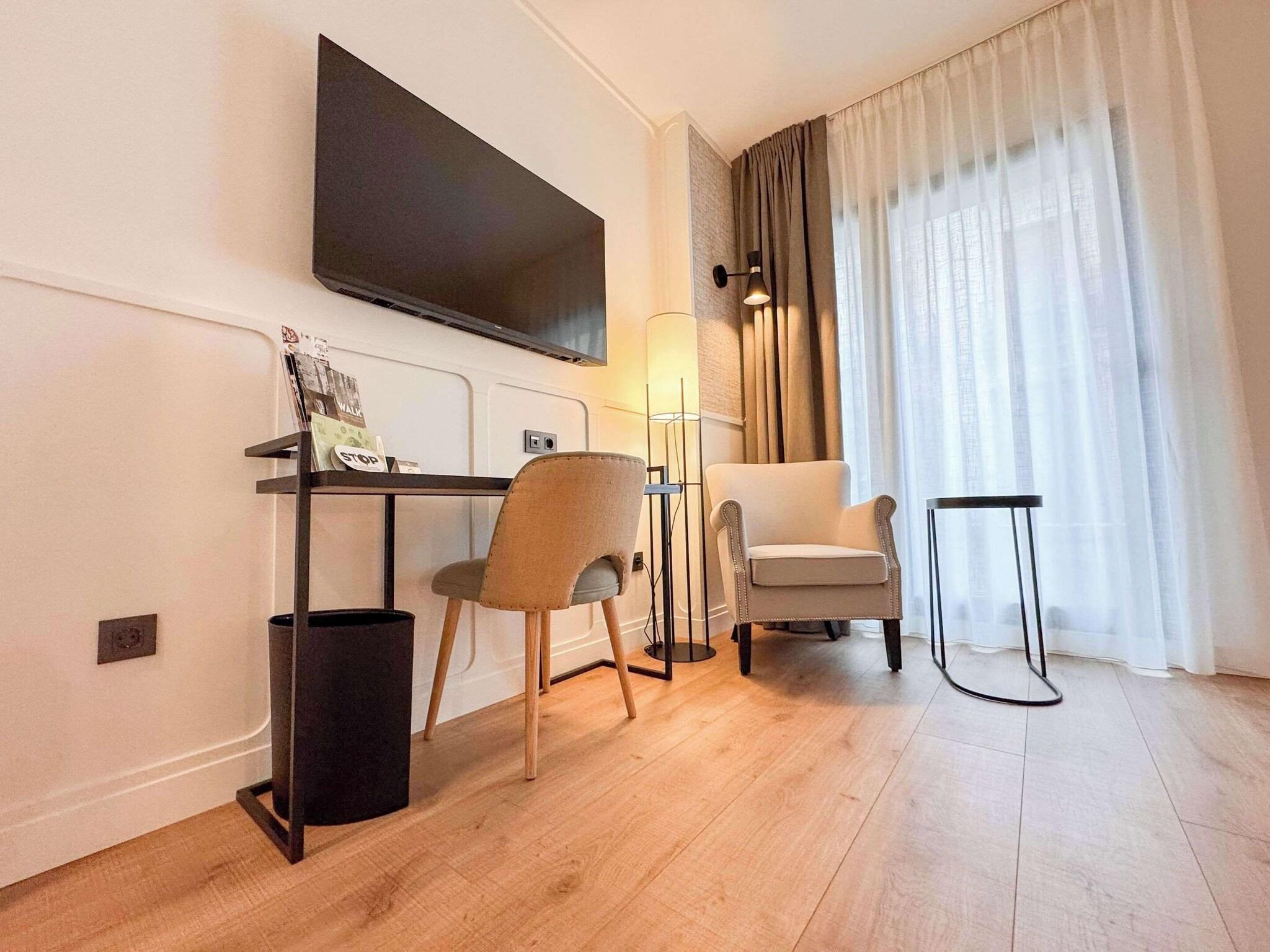 Junior Suite Queen Size Bed