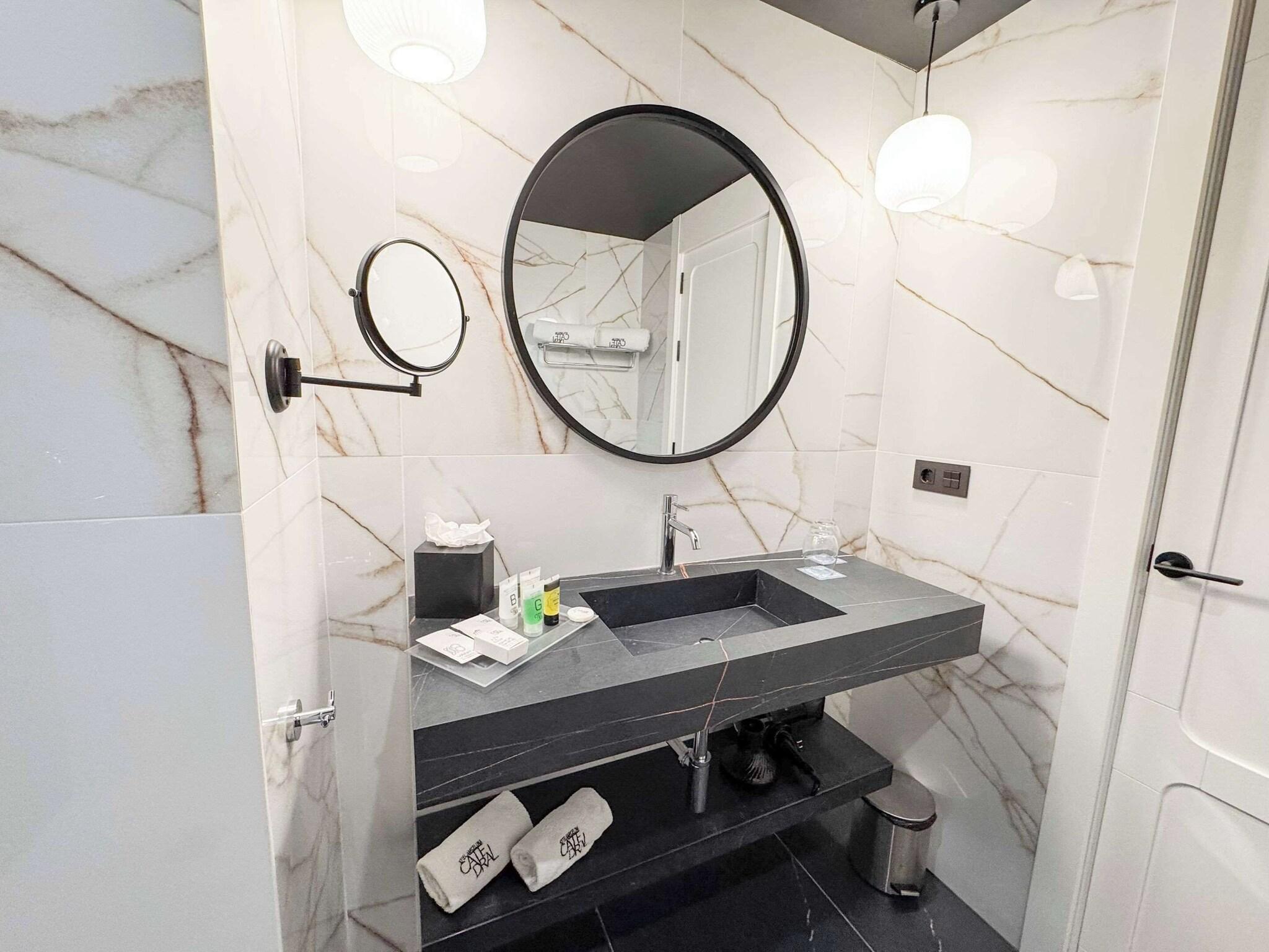 Junior Suite Queen Size Bed