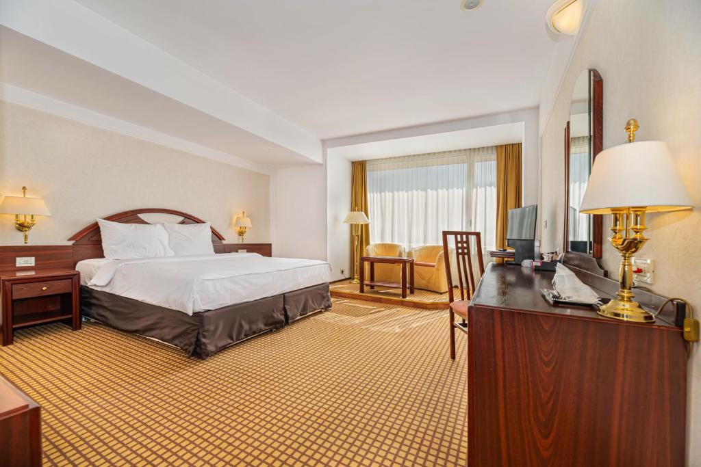 Double Single Executive