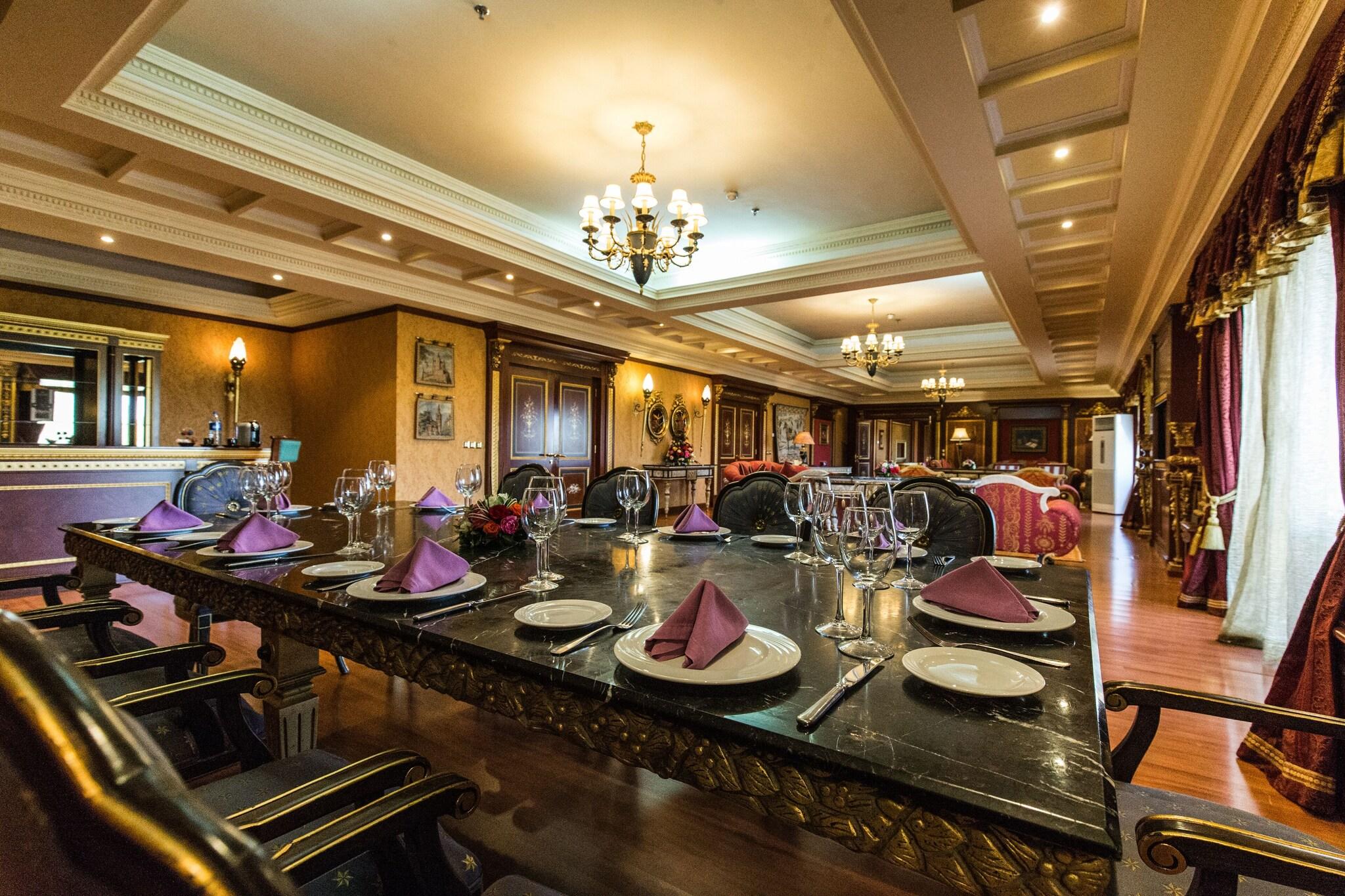 Suite Queen Size Bed