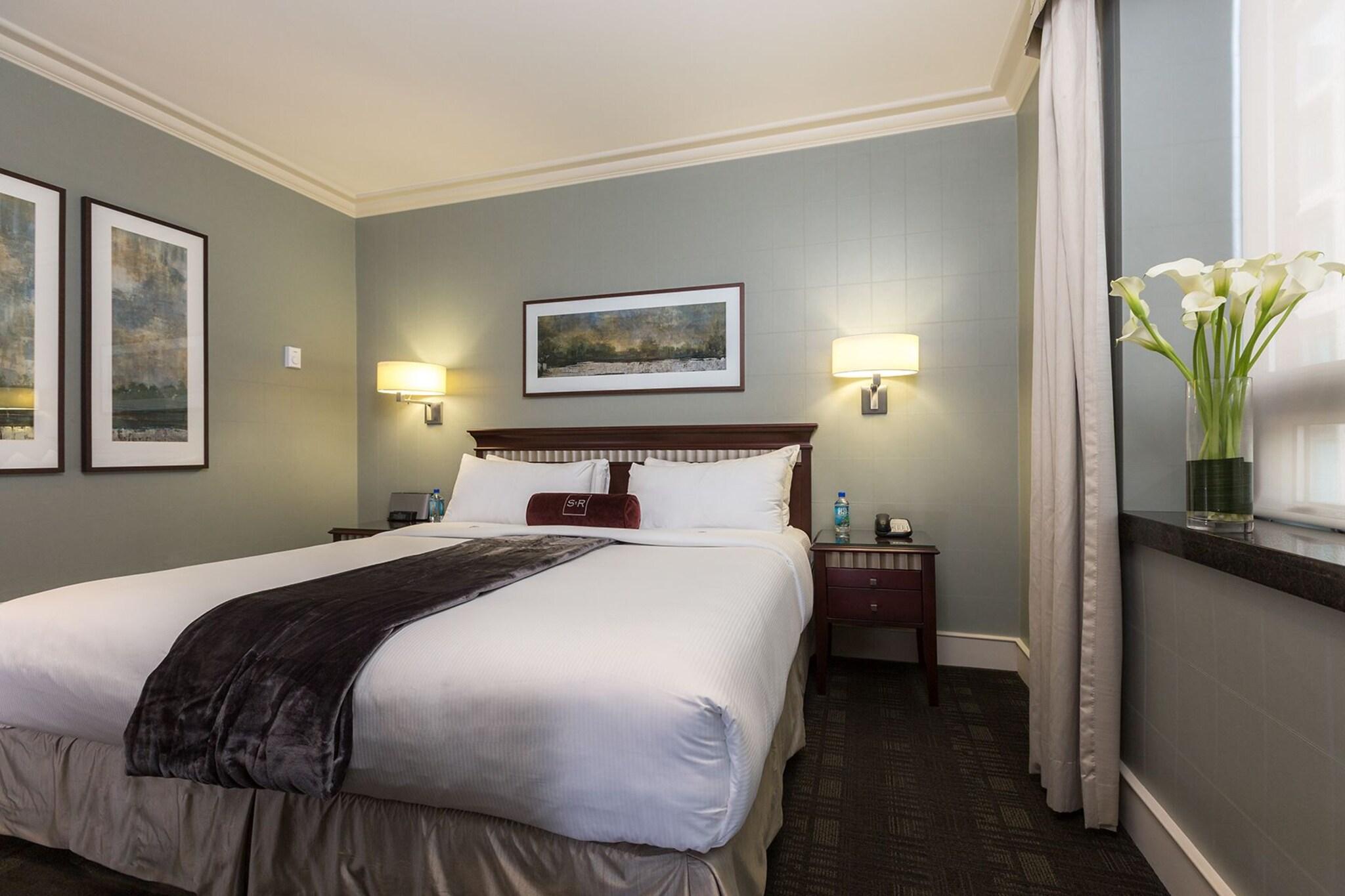 Junior Suite Queen Size Bed