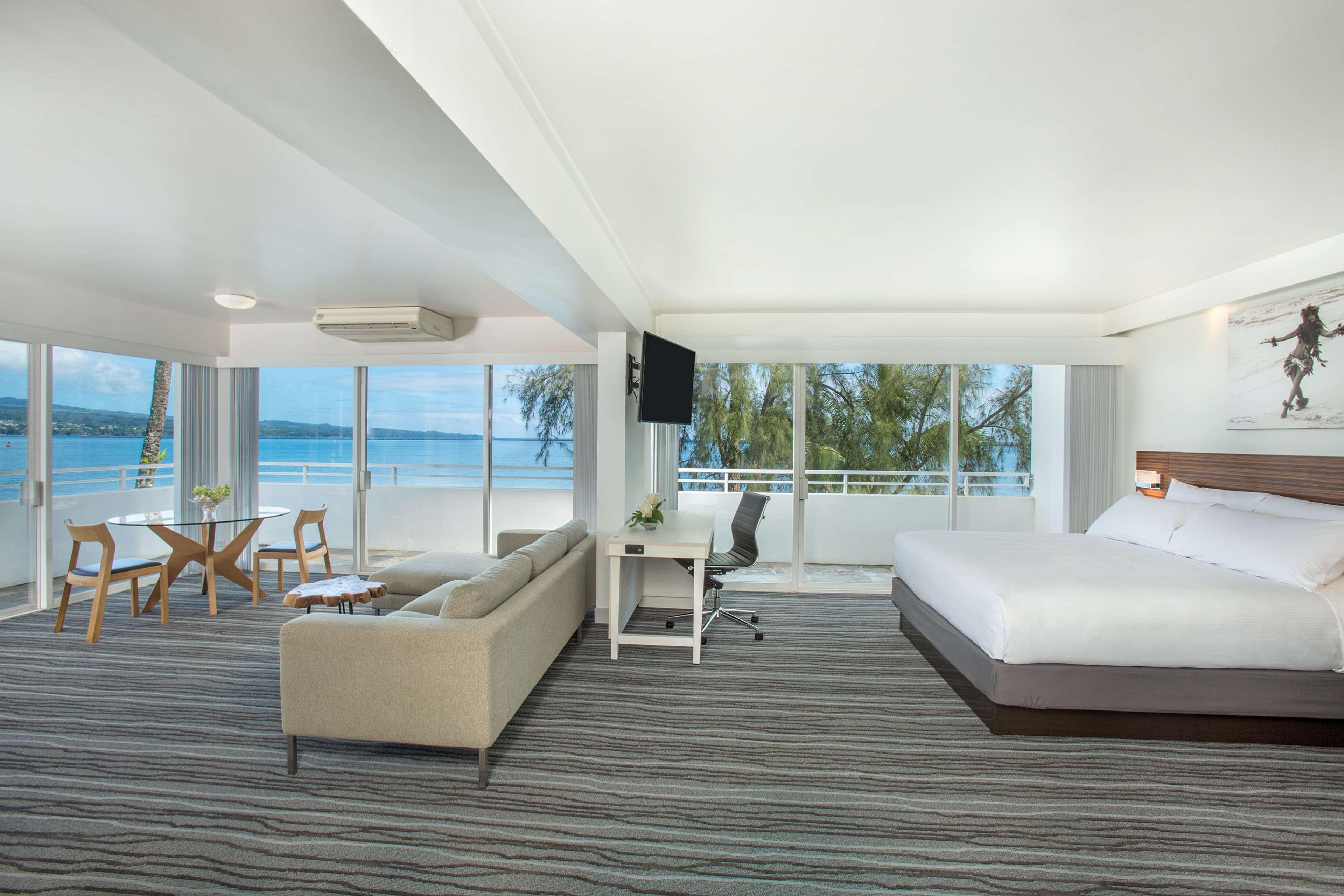 Junior Suite Ocean Front King Bed
