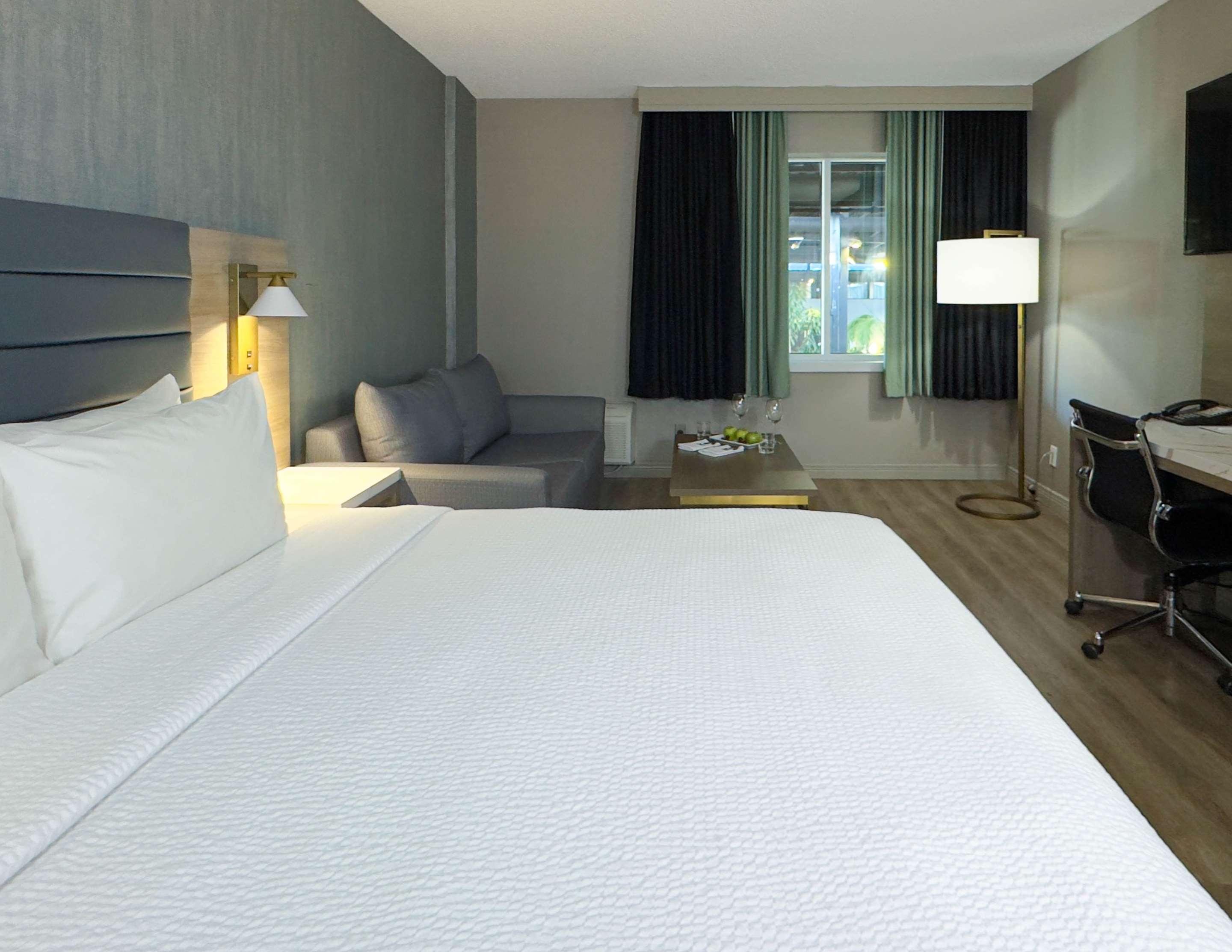 Room Pool View King Bed