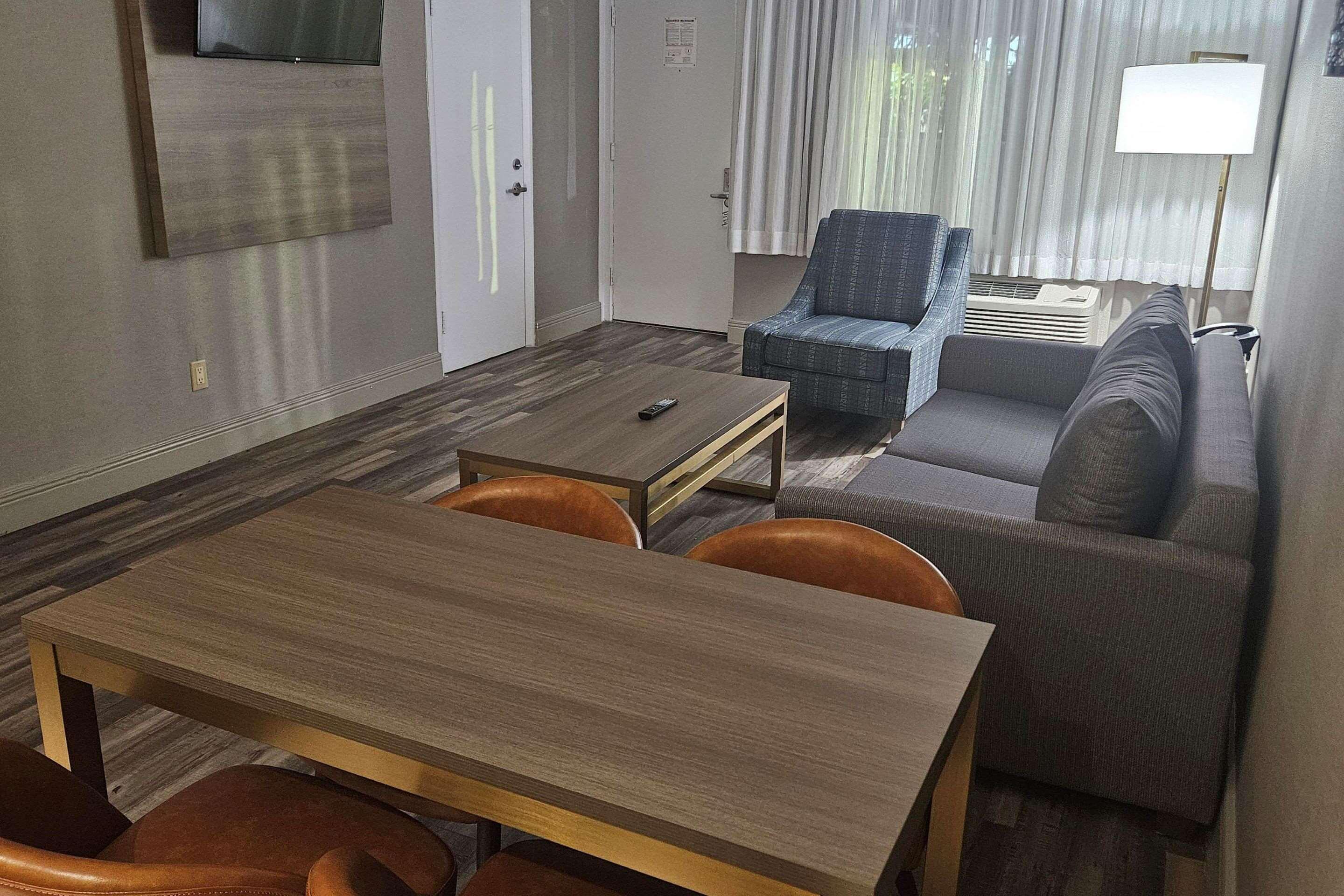 Suite Pool View One Bedroom