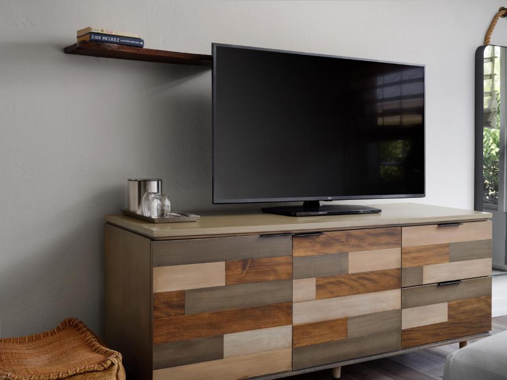 Double Pool View King Bed