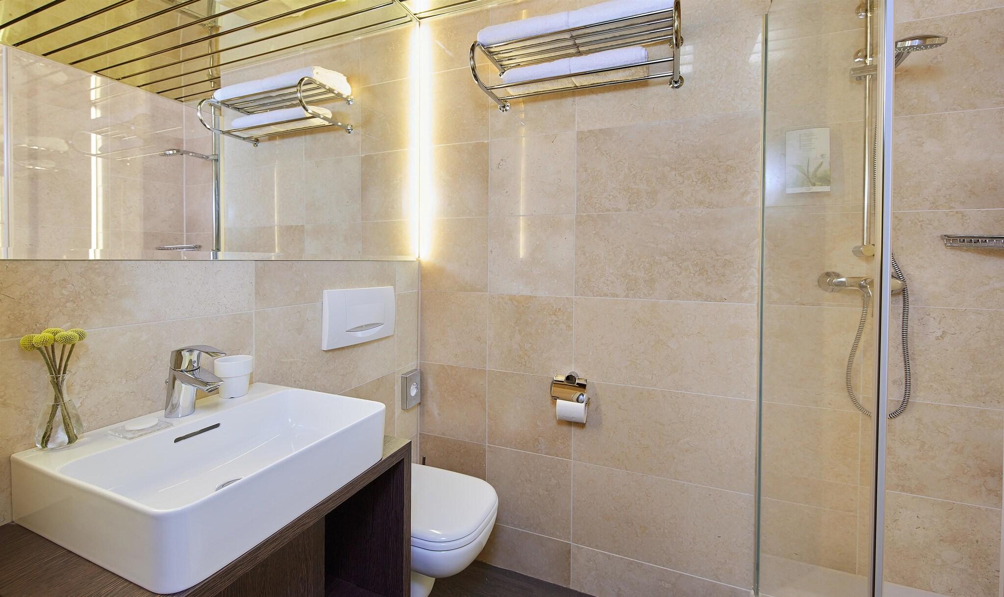 Apartment Business Queen Bed