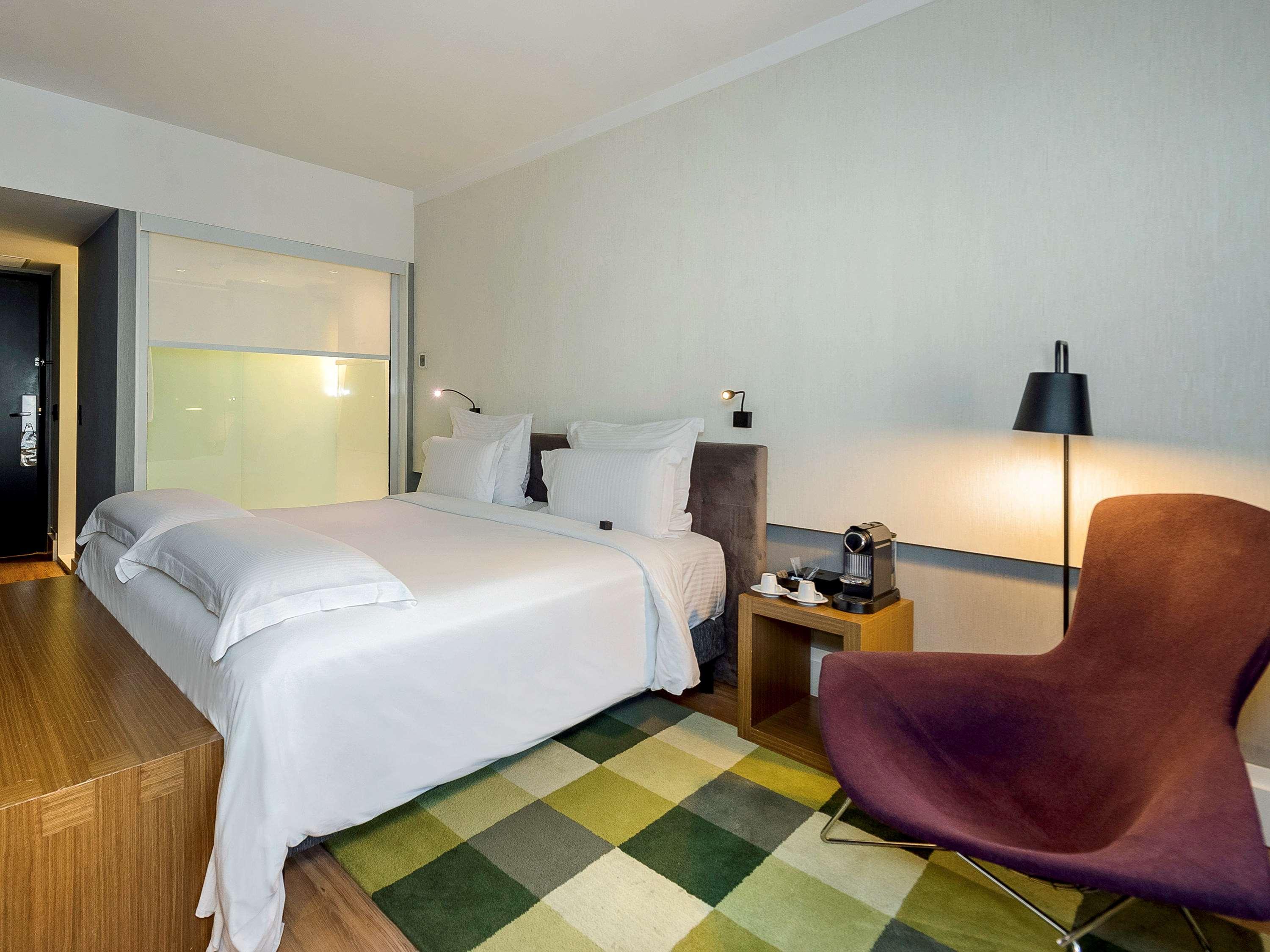 Double Executive Queen Bed