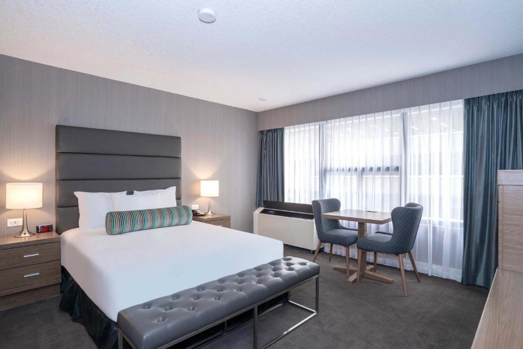 Suite King Size Bed