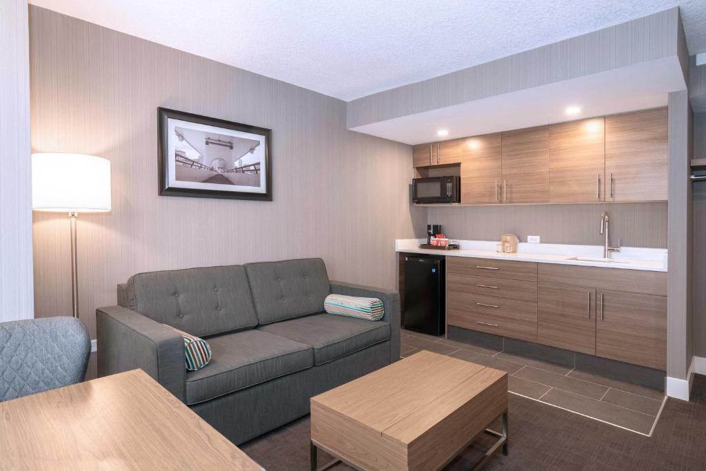 Suite King Size Bed