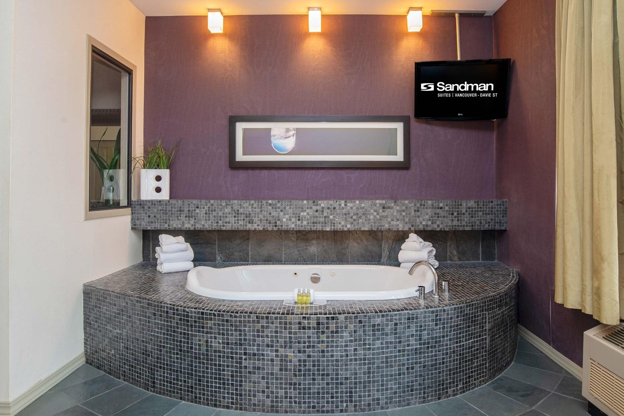 Studio Queen Size Bed