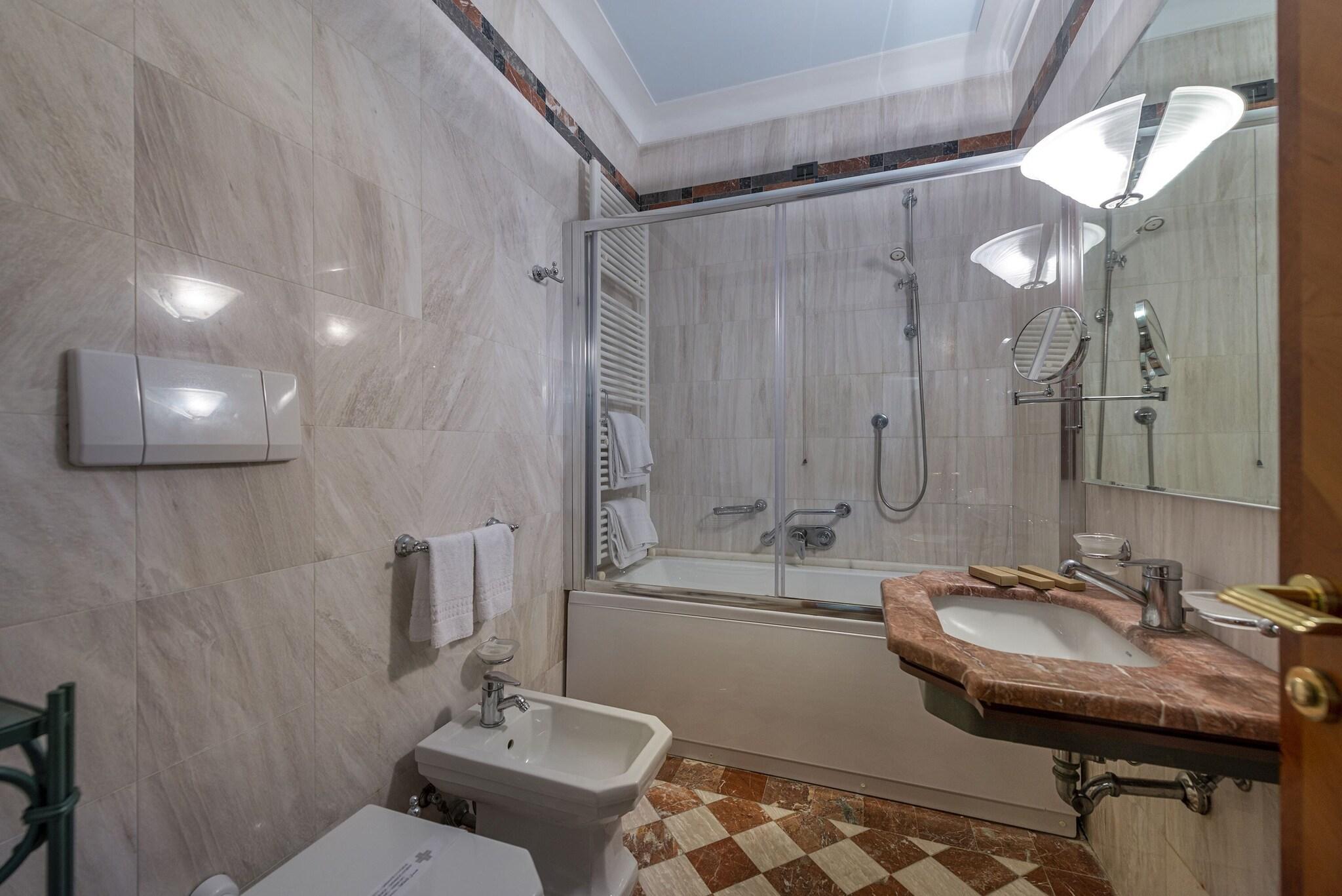 Suite Queen Size Bed