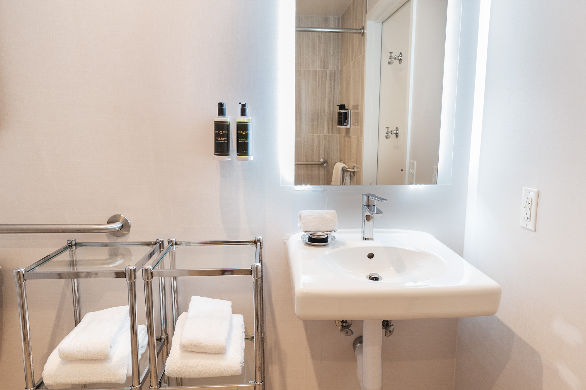 Studio Accessible-queen Size Bed