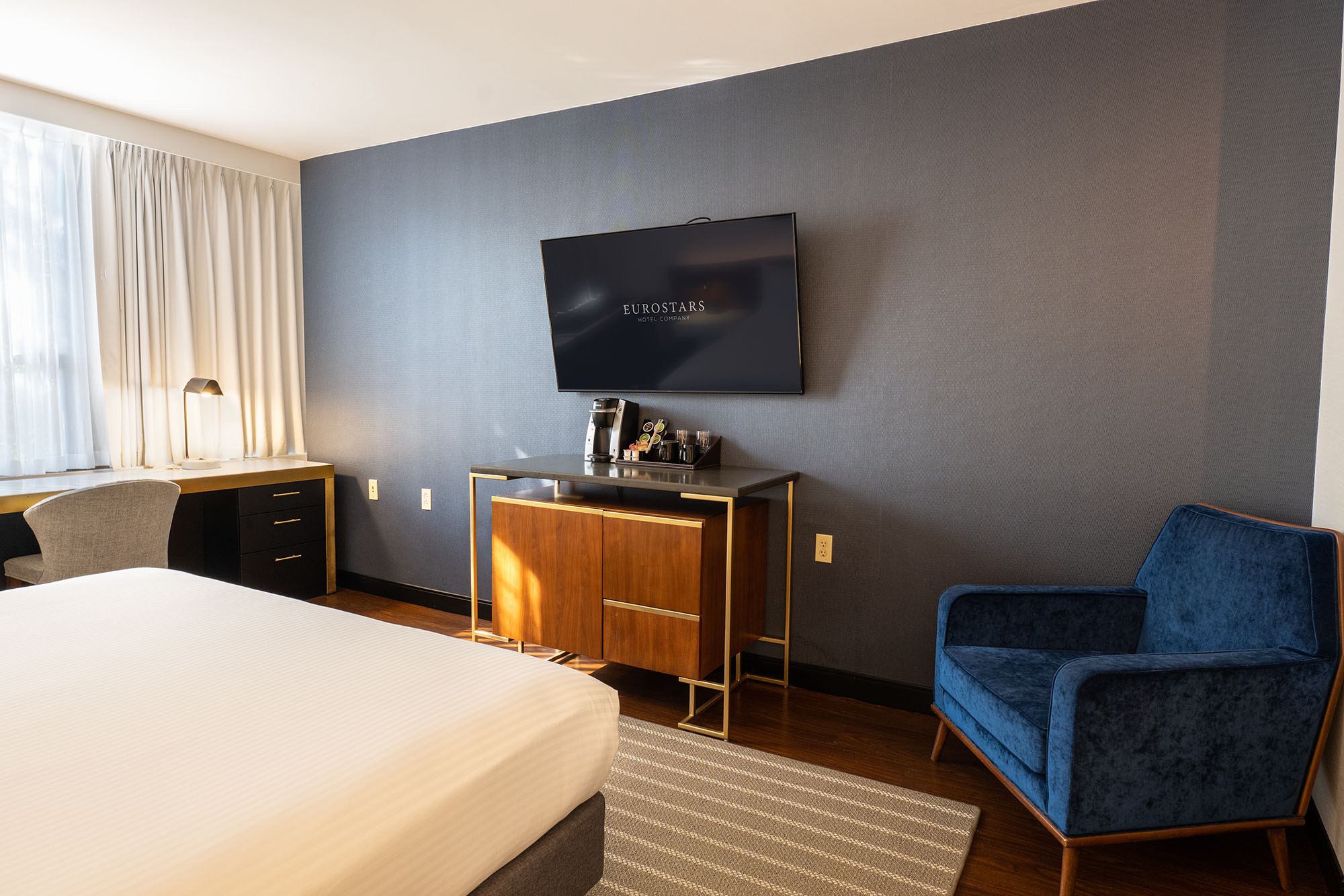 Studio Accessible King Size Bed